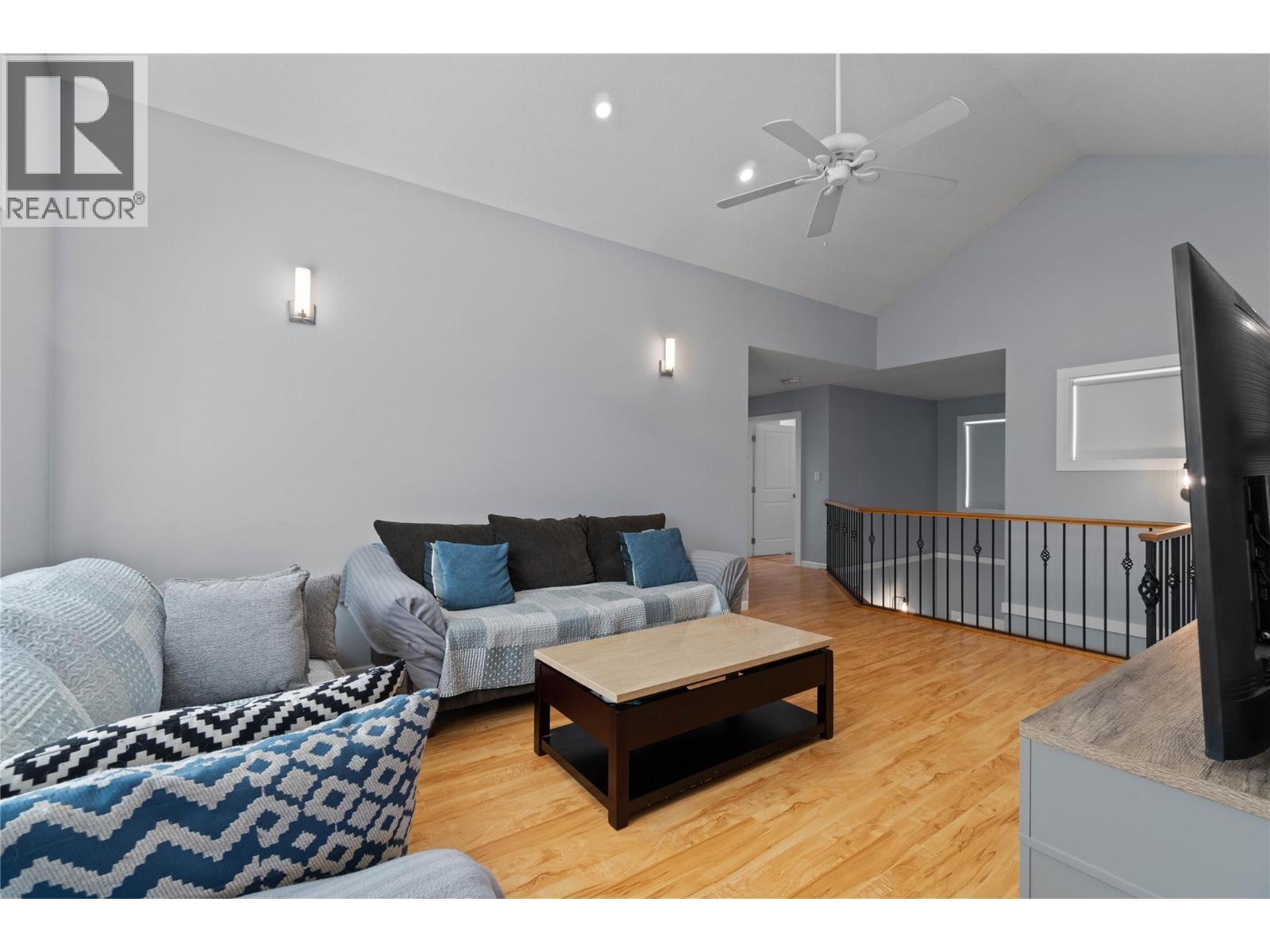 801 20 Street Ne Unit# 27, Salmon Arm, BC - Indoor Photo Showing Living Room