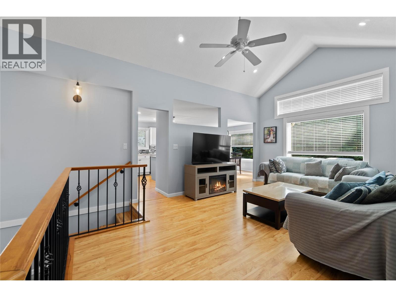 801 20 Street Ne Unit# 27, Salmon Arm, BC - Indoor Photo Showing Living Room