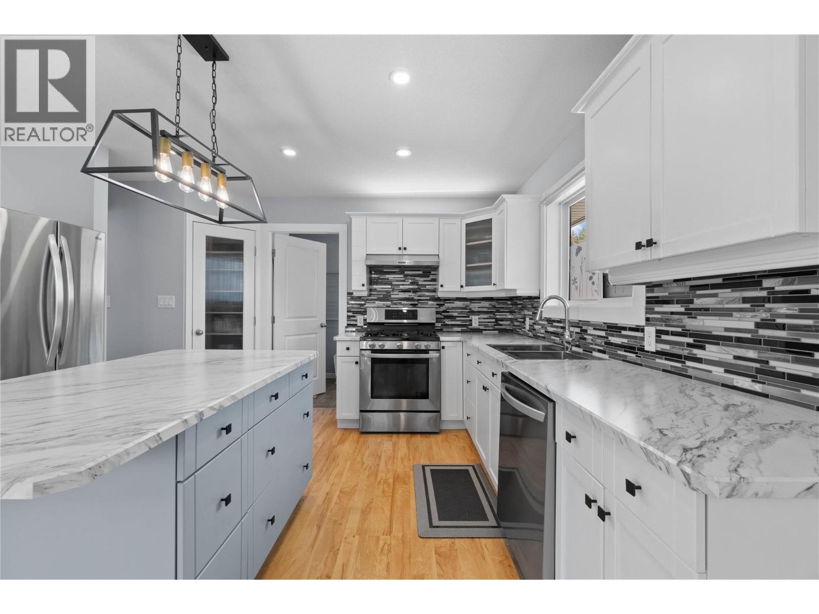 801 20 Street Ne Unit# 27, Salmon Arm, BC - Indoor Photo Showing Kitchen With Double Sink With Upgraded Kitchen