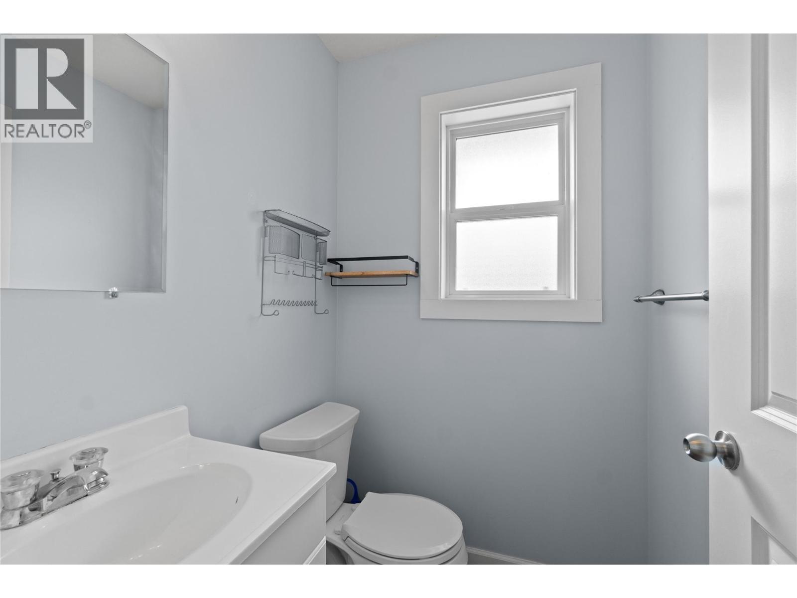 801 20 Street Ne Unit# 27, Salmon Arm, BC - Indoor Photo Showing Bathroom