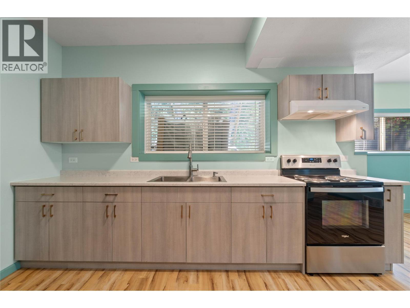 801 20 Street Ne Unit# 27, Salmon Arm, BC - Indoor Photo Showing Kitchen