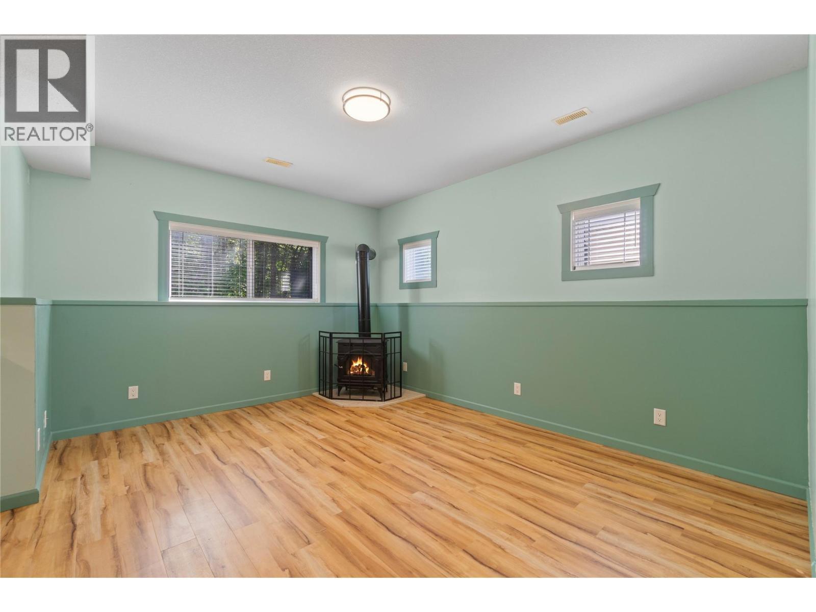 801 20 Street Ne Unit# 27, Salmon Arm, BC - Indoor With Fireplace