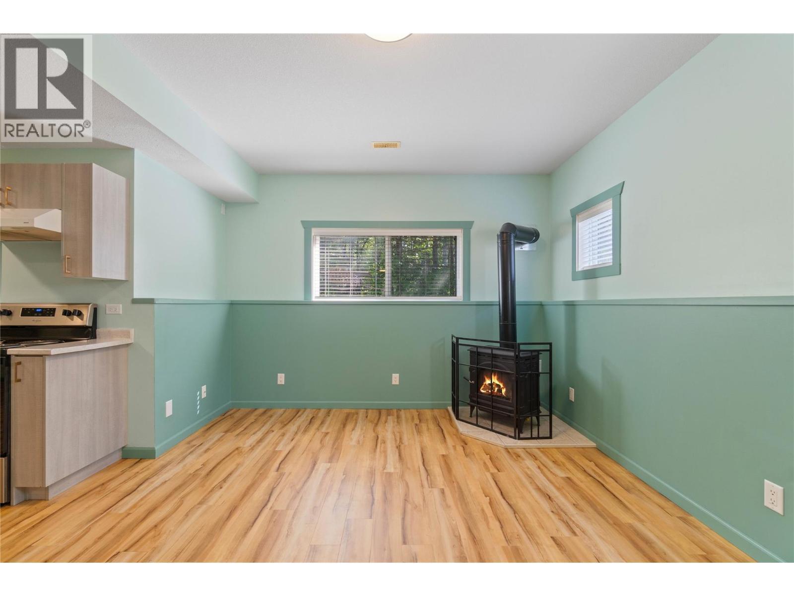 801 20 Street Ne Unit# 27, Salmon Arm, BC - Indoor With Fireplace