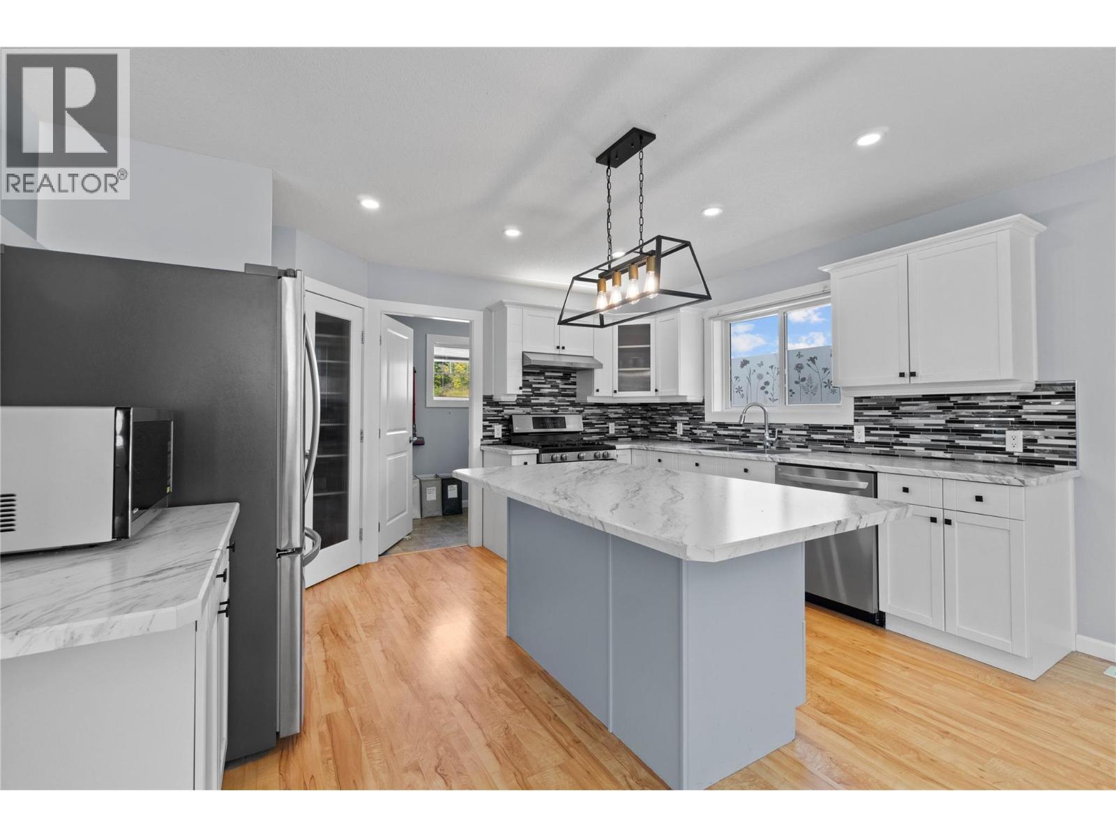 801 20 Street Ne Unit# 27, Salmon Arm, BC - Indoor Photo Showing Kitchen With Upgraded Kitchen