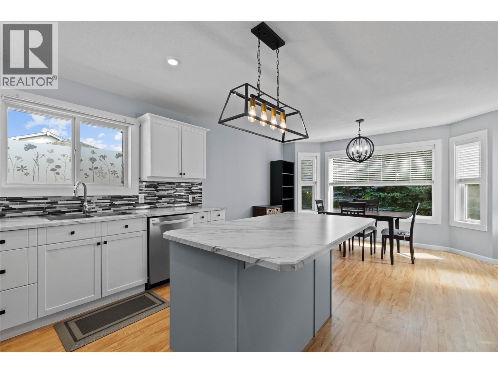 801 20 Street Ne Unit# 27, Salmon Arm, BC - Indoor Photo Showing Kitchen With Double Sink
