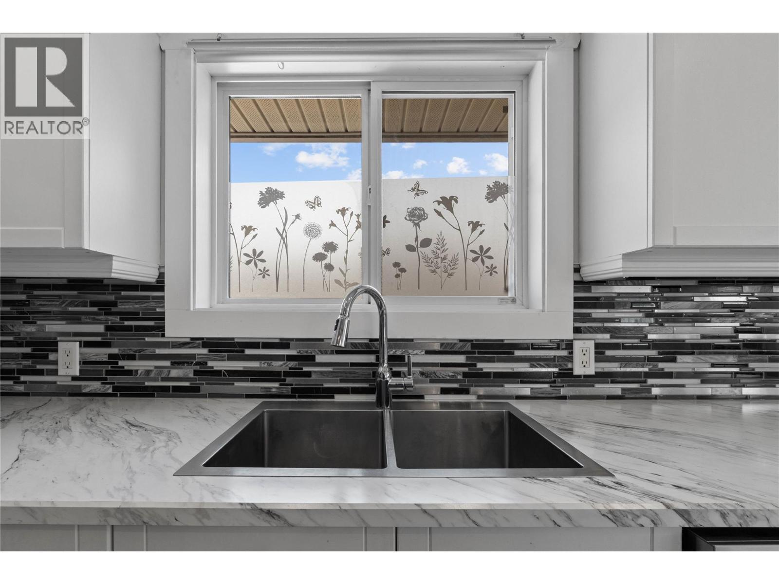 801 20 Street Ne Unit# 27, Salmon Arm, BC - Indoor Photo Showing Kitchen With Double Sink