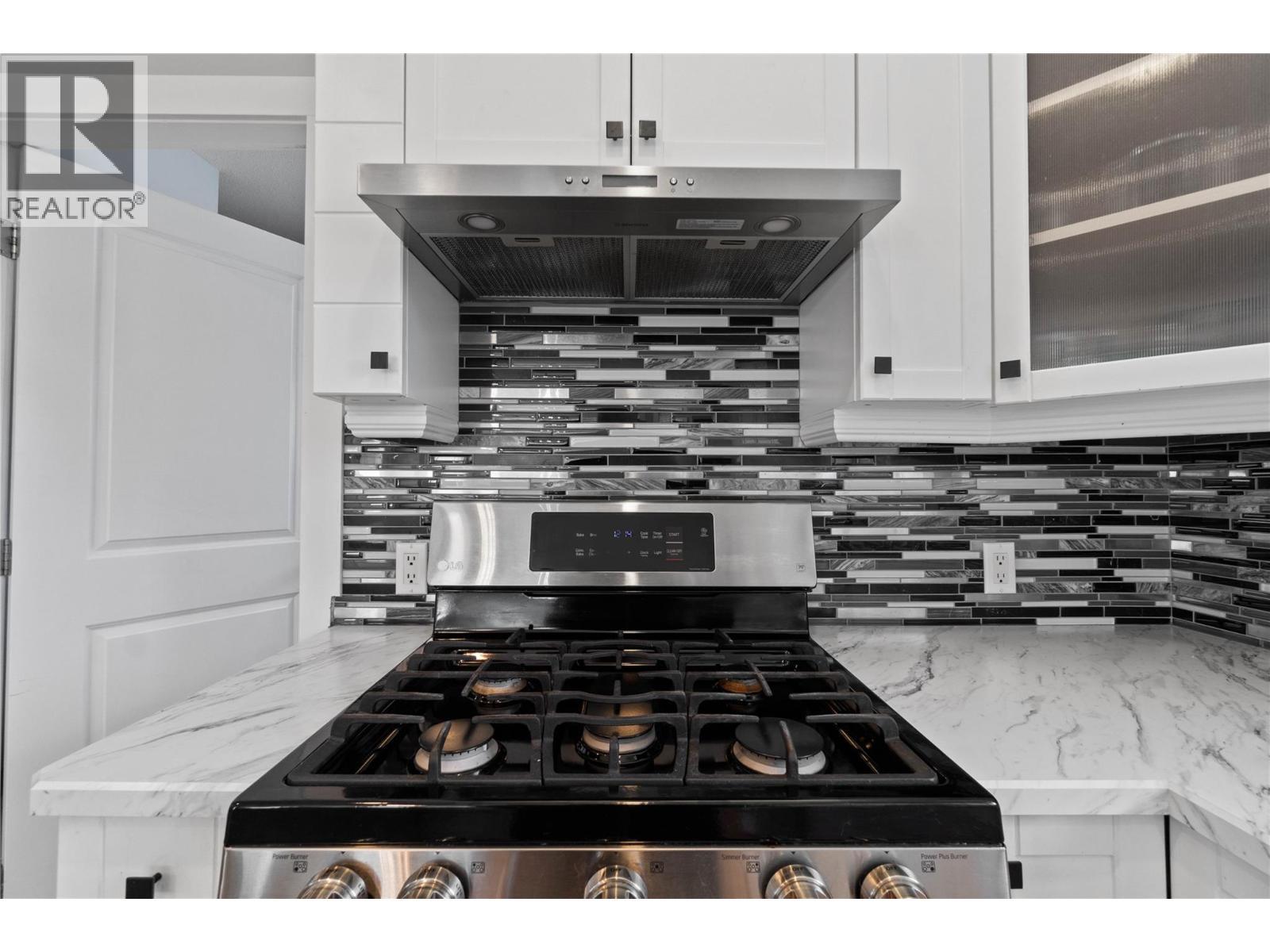 801 20 Street Ne Unit# 27, Salmon Arm, BC - Indoor Photo Showing Kitchen