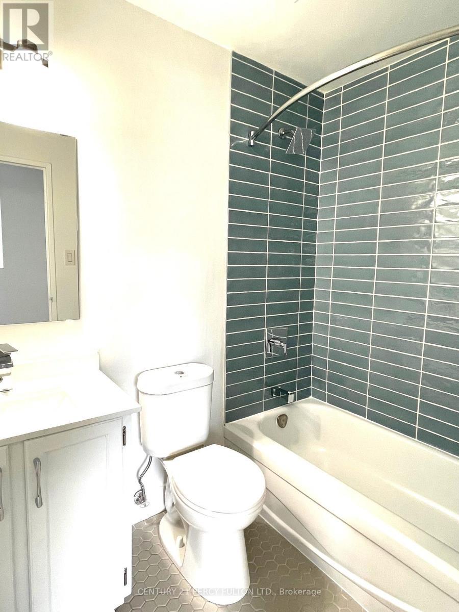 2 - 2373 Bloor Street W, Toronto, ON - Indoor Photo Showing Bathroom