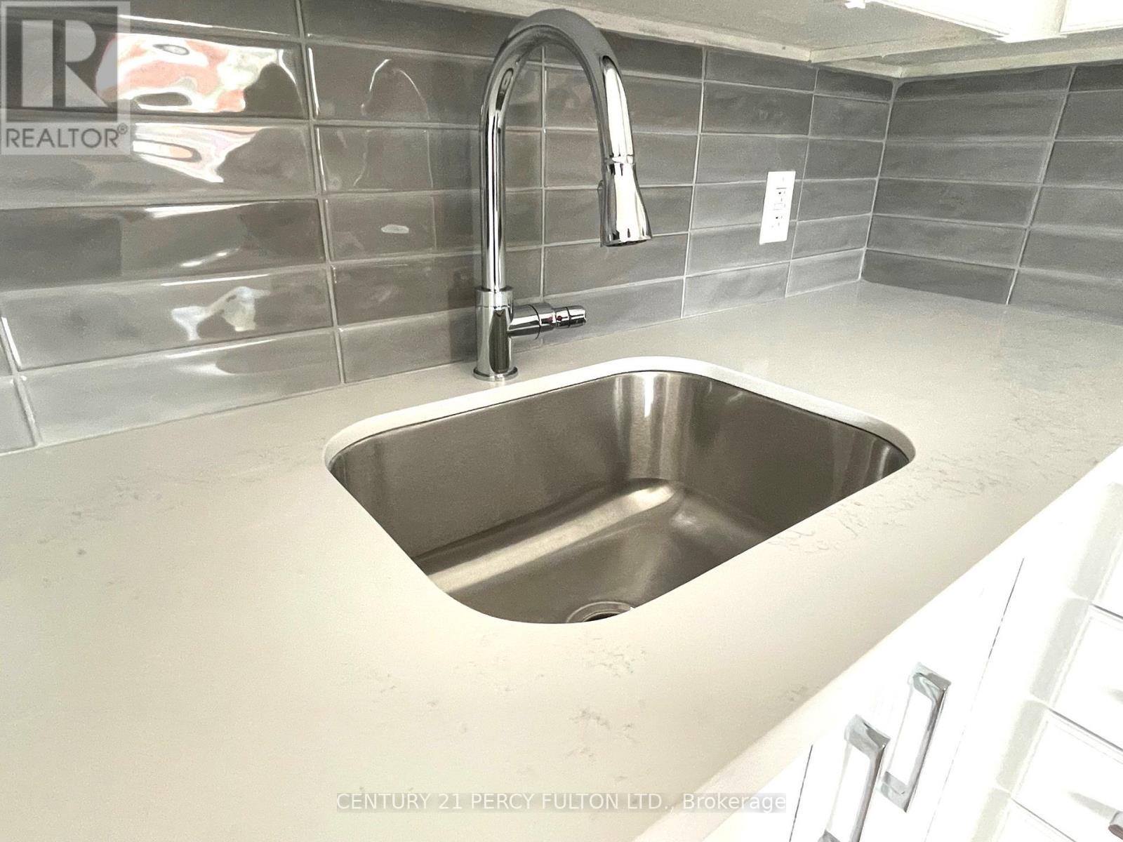 2 - 2373 Bloor Street W, Toronto, ON - Indoor Photo Showing Kitchen