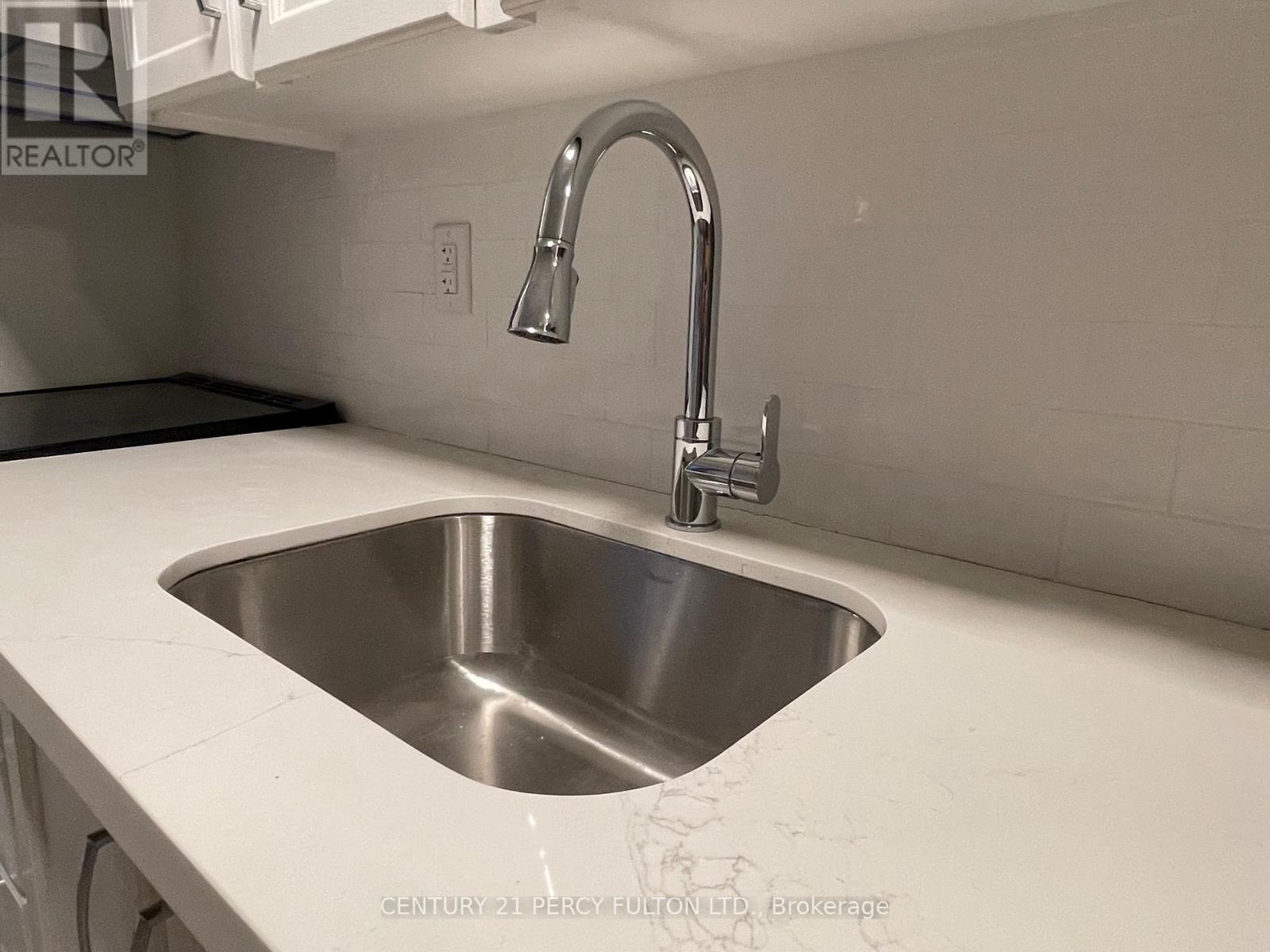 6 - 2373 Bloor Street W, Toronto, ON - Indoor Photo Showing Kitchen