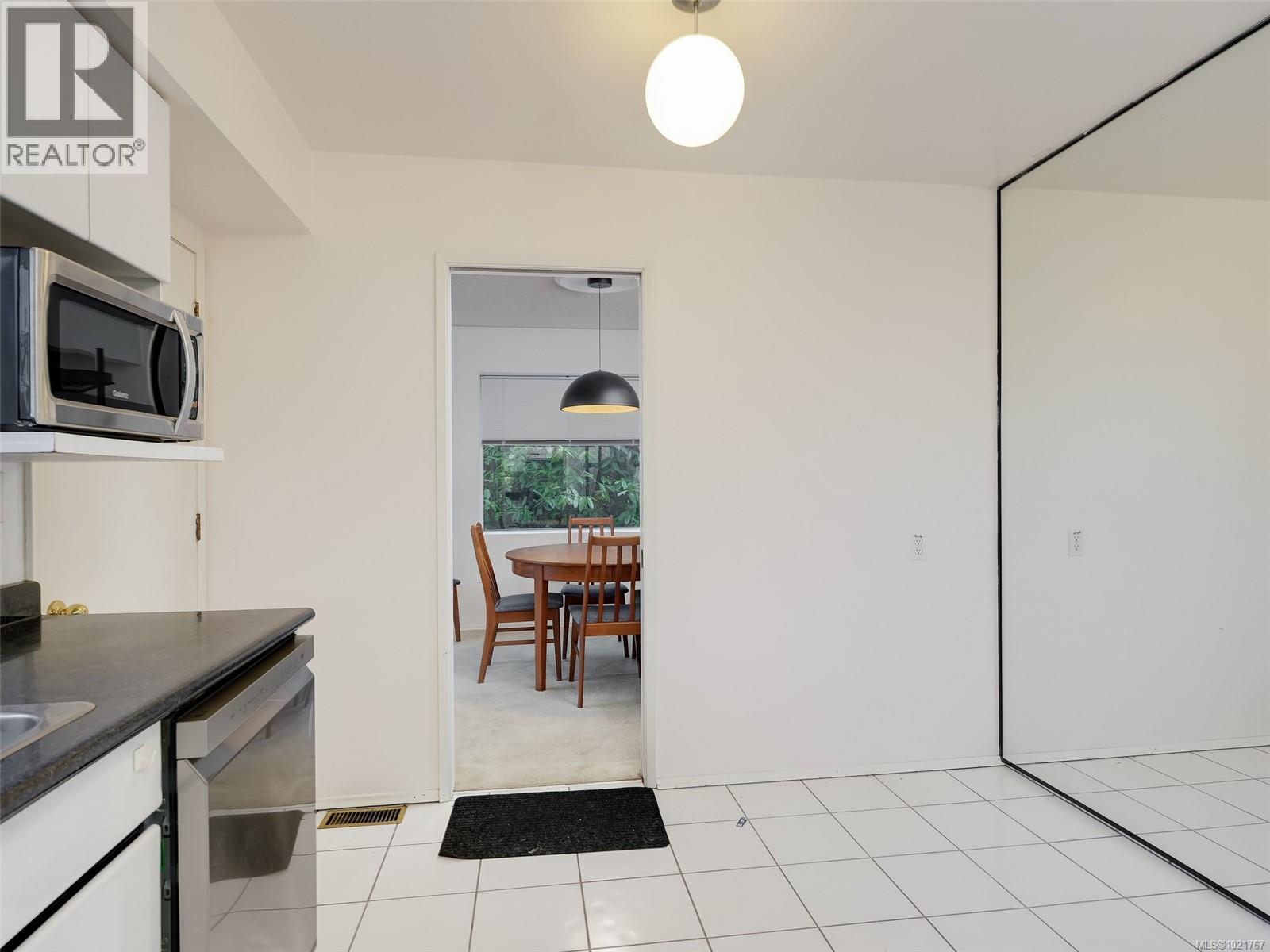 2202 Arbutus Rd, Saanich, BC - Indoor Photo Showing Kitchen