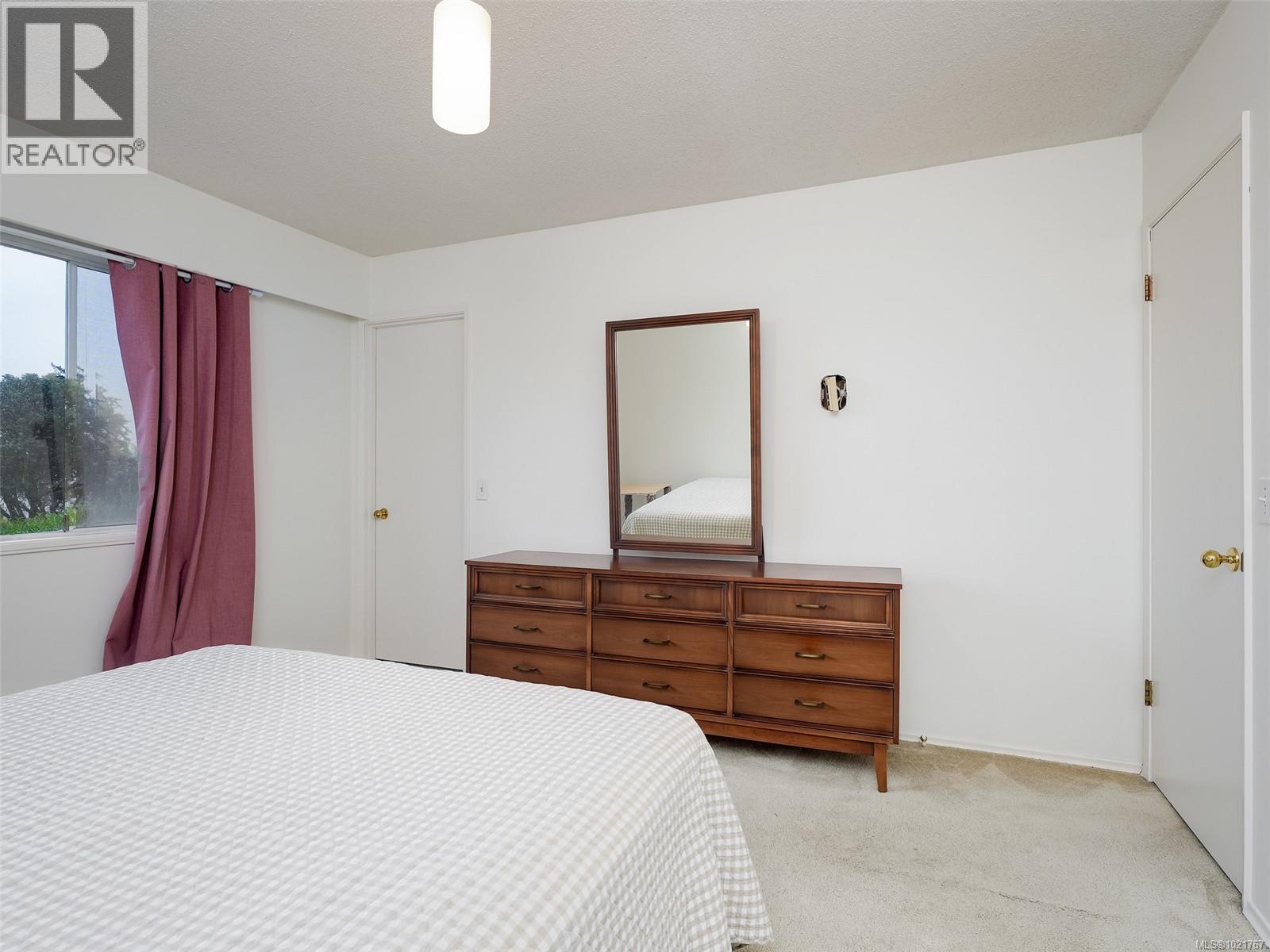 2202 Arbutus Rd, Saanich, BC - Indoor Photo Showing Bedroom