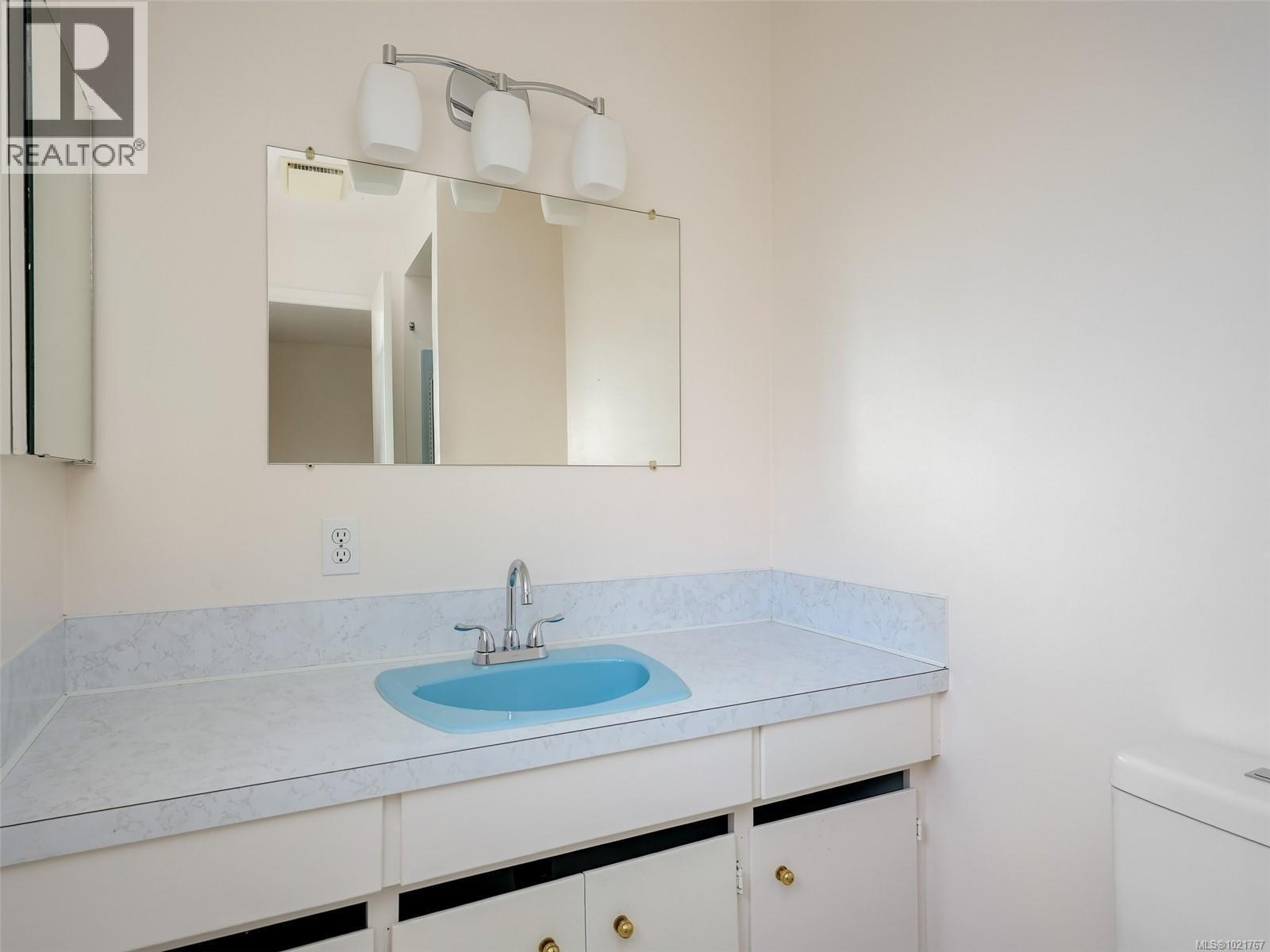 2202 Arbutus Rd, Saanich, BC - Indoor Photo Showing Bathroom