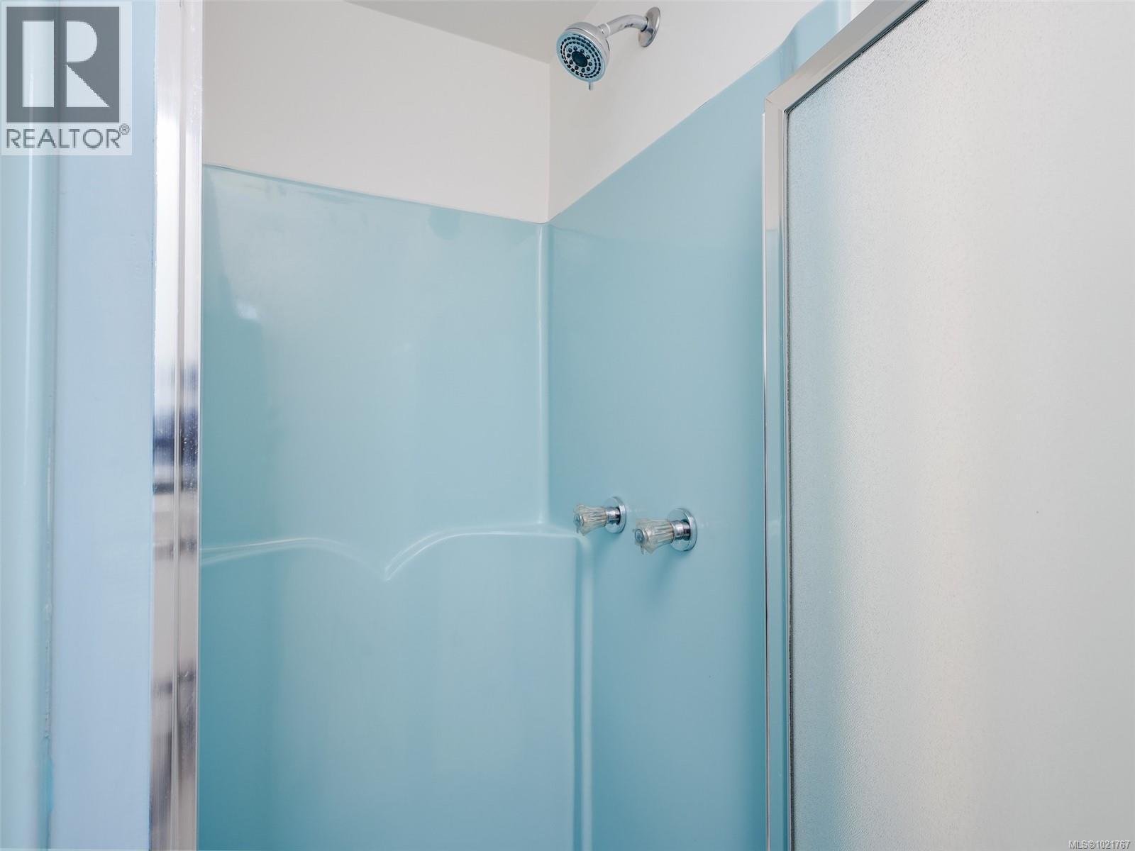 2202 Arbutus Rd, Saanich, BC - Indoor Photo Showing Bathroom