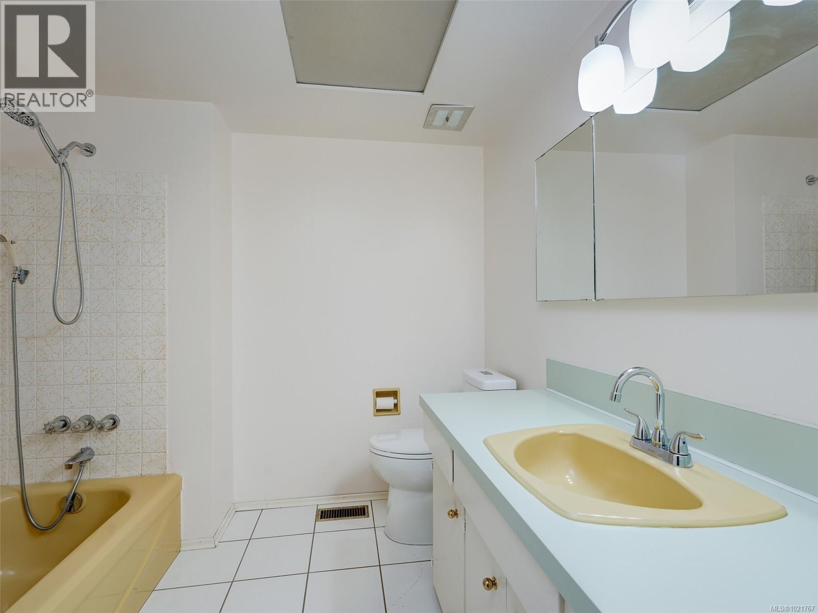 2202 Arbutus Rd, Saanich, BC - Indoor Photo Showing Bathroom