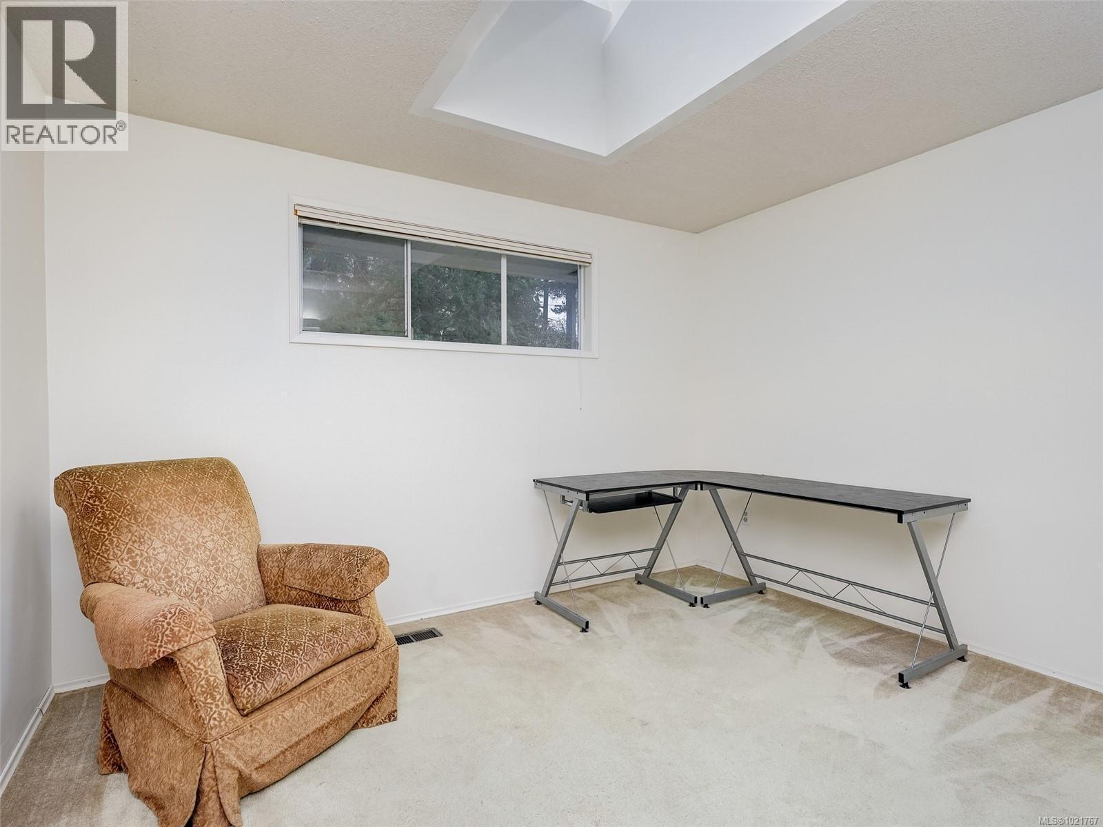 2202 Arbutus Rd, Saanich, BC - Indoor