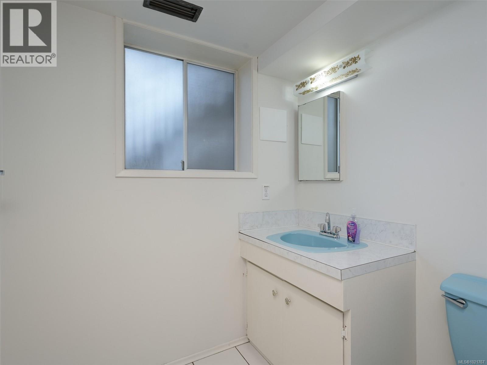 2202 Arbutus Rd, Saanich, BC - Indoor Photo Showing Bathroom