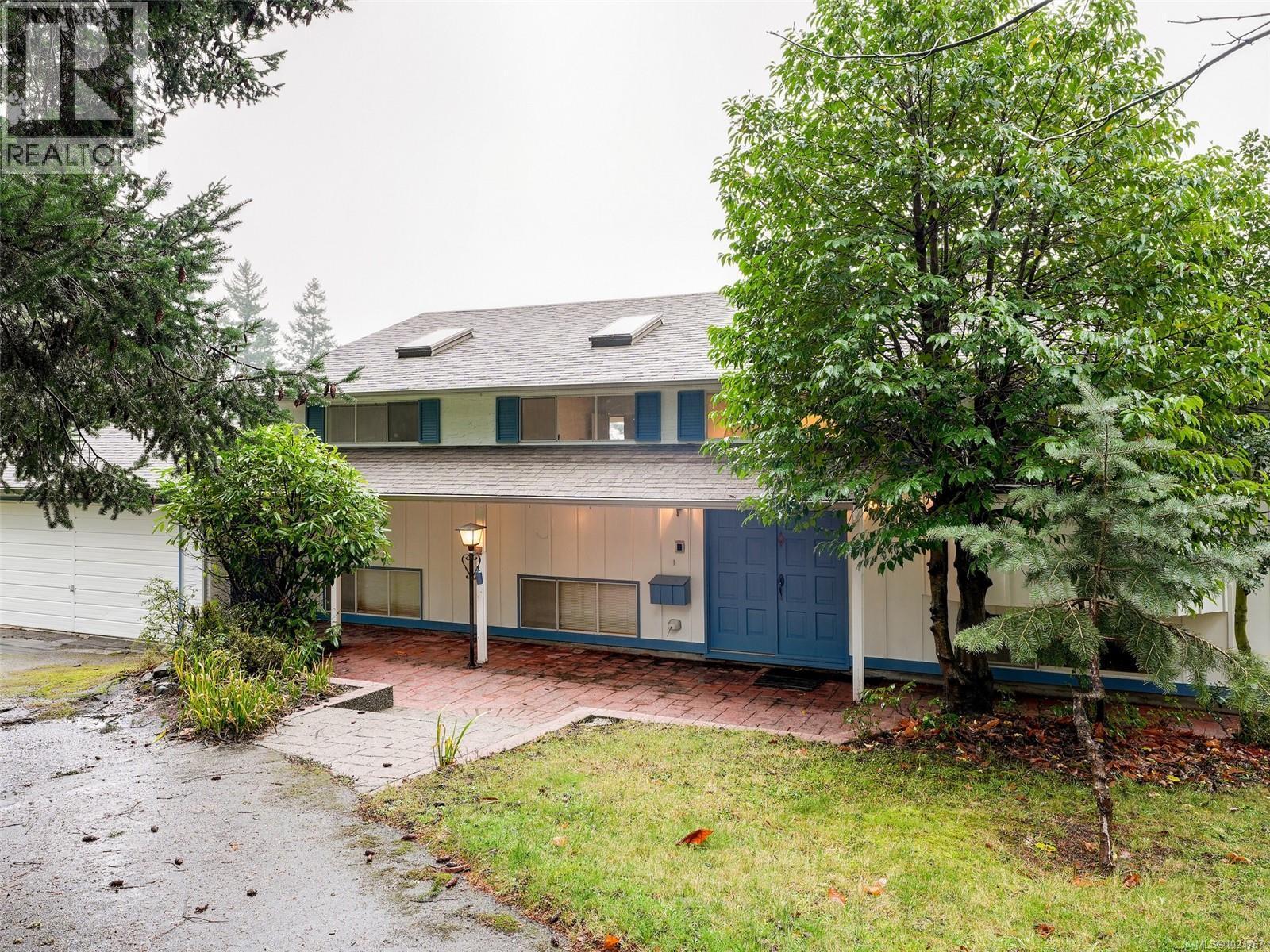 2202 Arbutus Rd, Saanich, BC - Outdoor