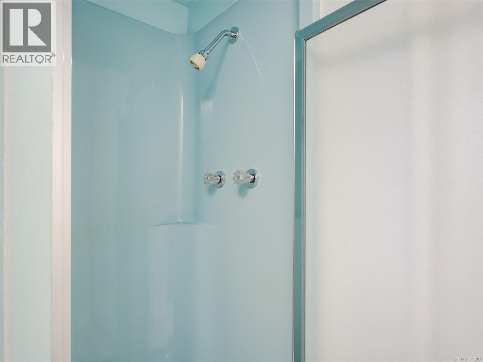 2202 Arbutus Rd, Saanich, BC - Indoor Photo Showing Bathroom