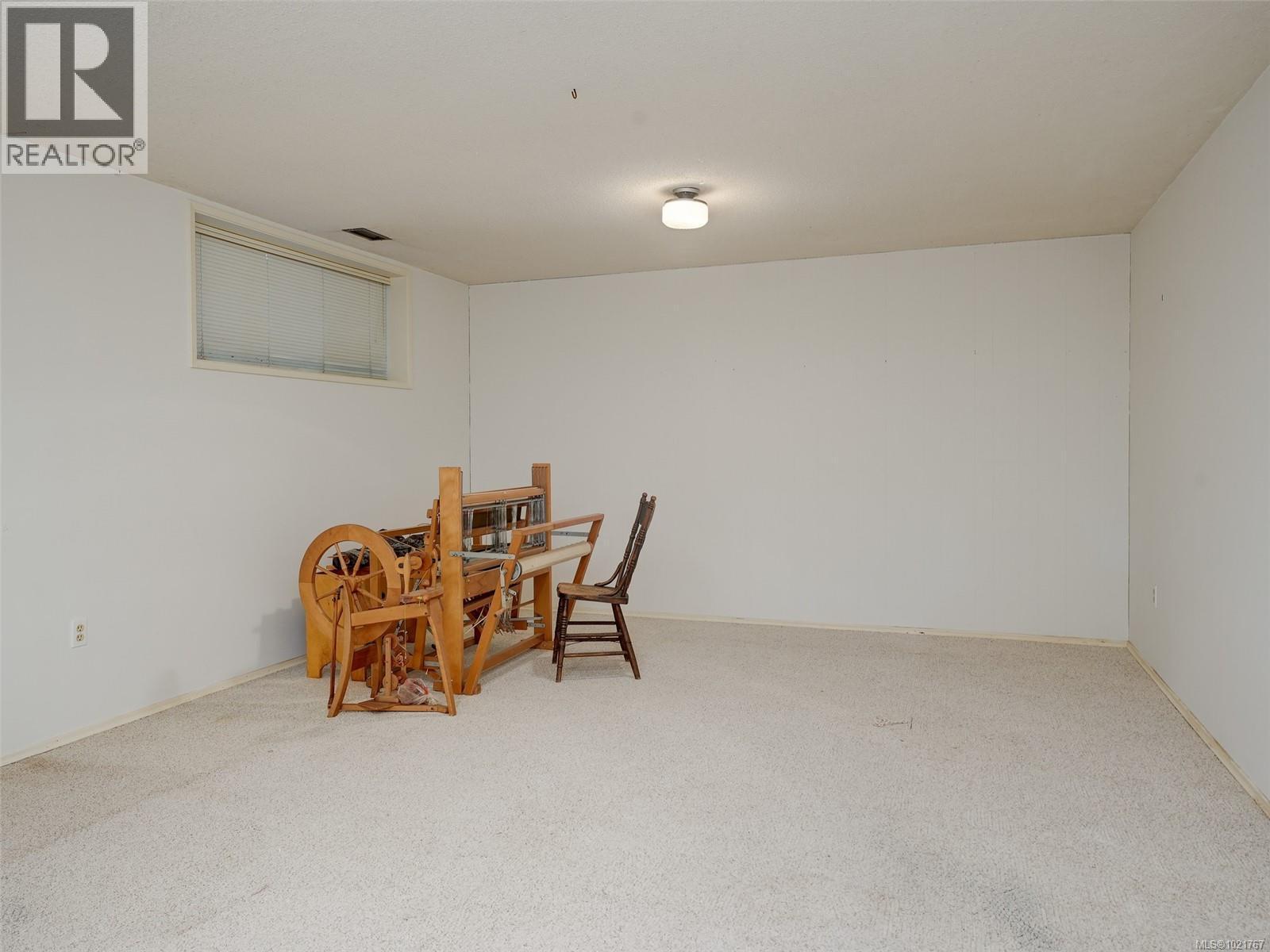 2202 Arbutus Rd, Saanich, BC - Indoor Photo Showing Other Room