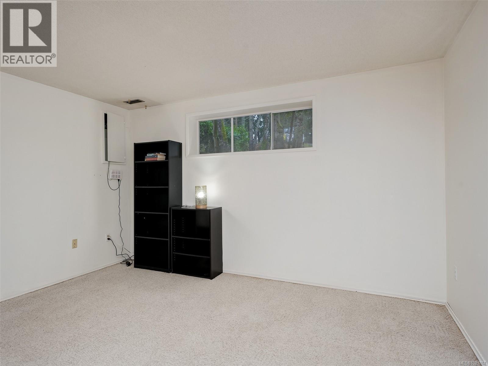2202 Arbutus Rd, Saanich, BC - Indoor Photo Showing Other Room