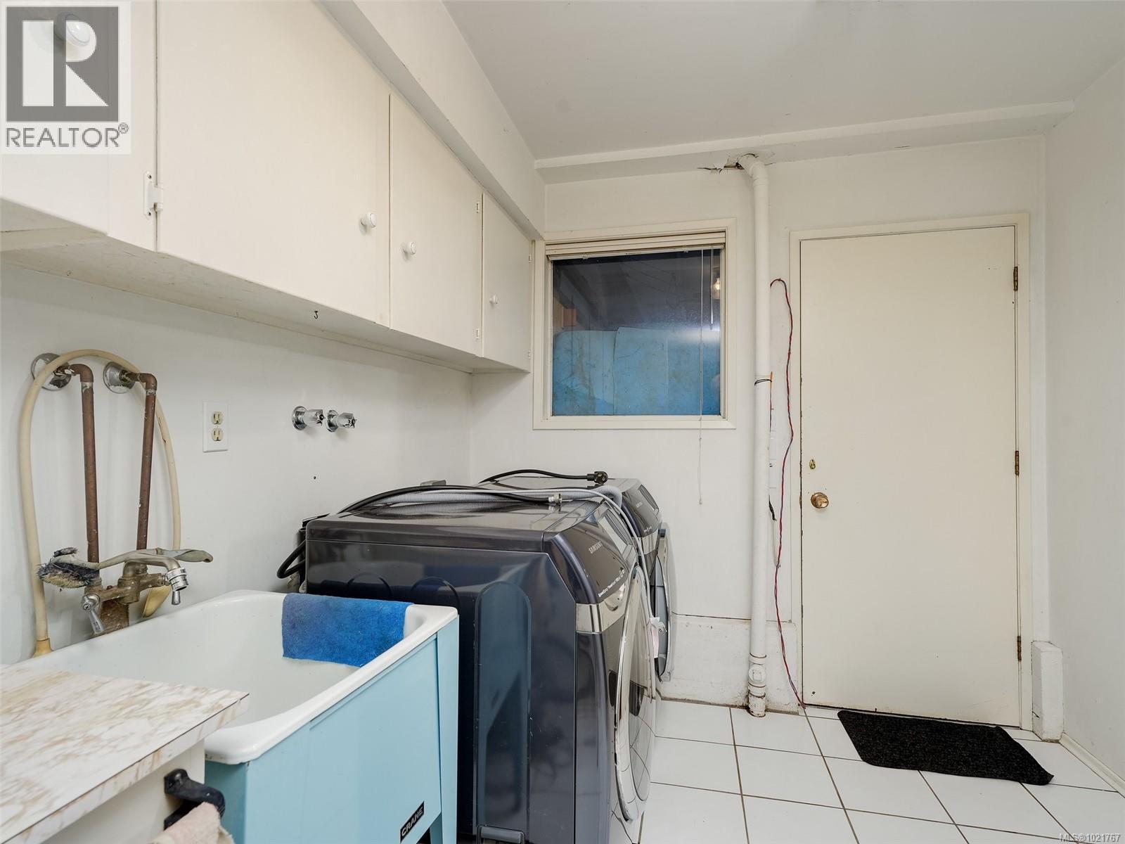 2202 Arbutus Rd, Saanich, BC - Indoor Photo Showing Laundry Room