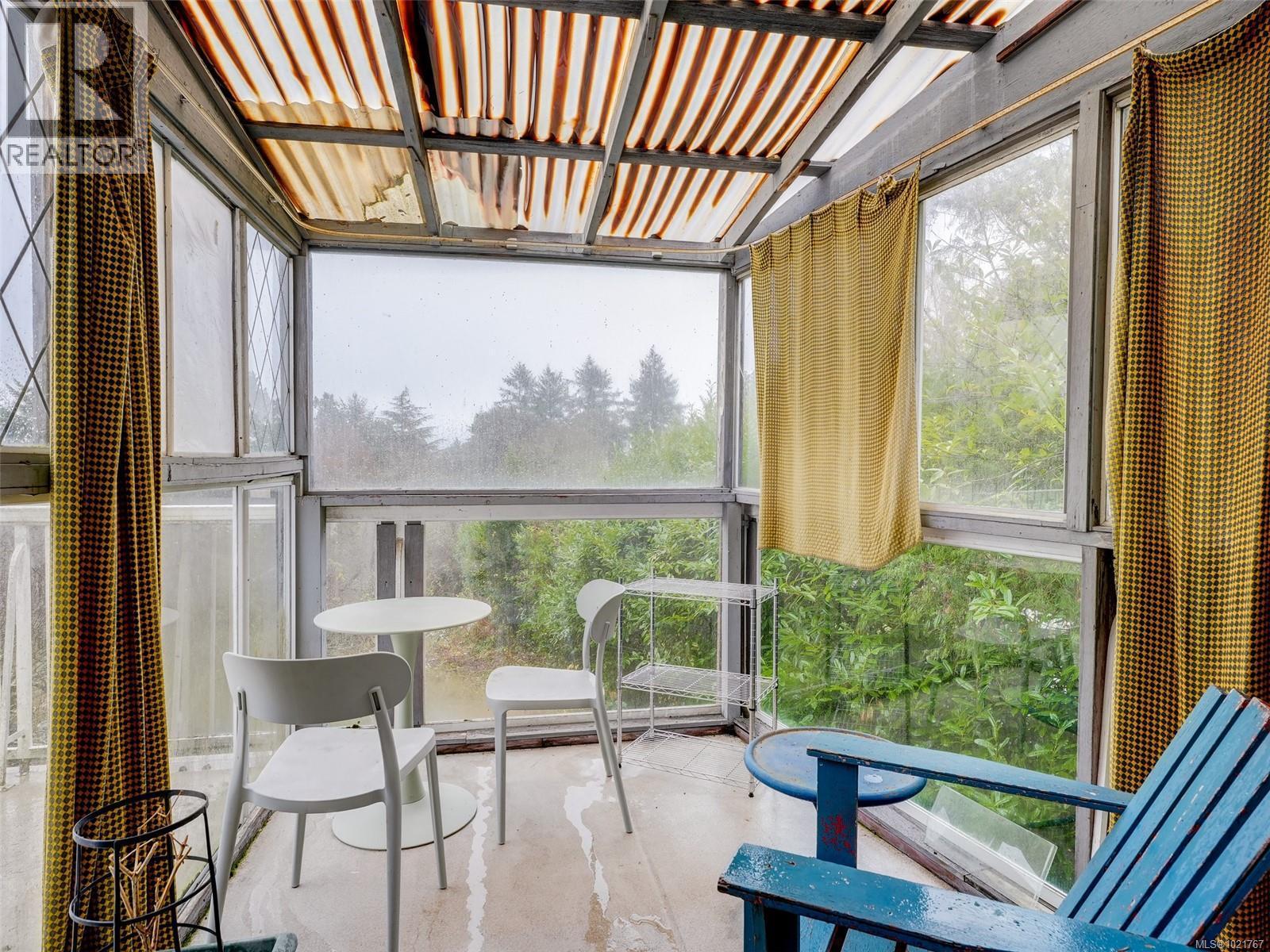 2202 Arbutus Rd, Saanich, BC - Photo Showing Other Room