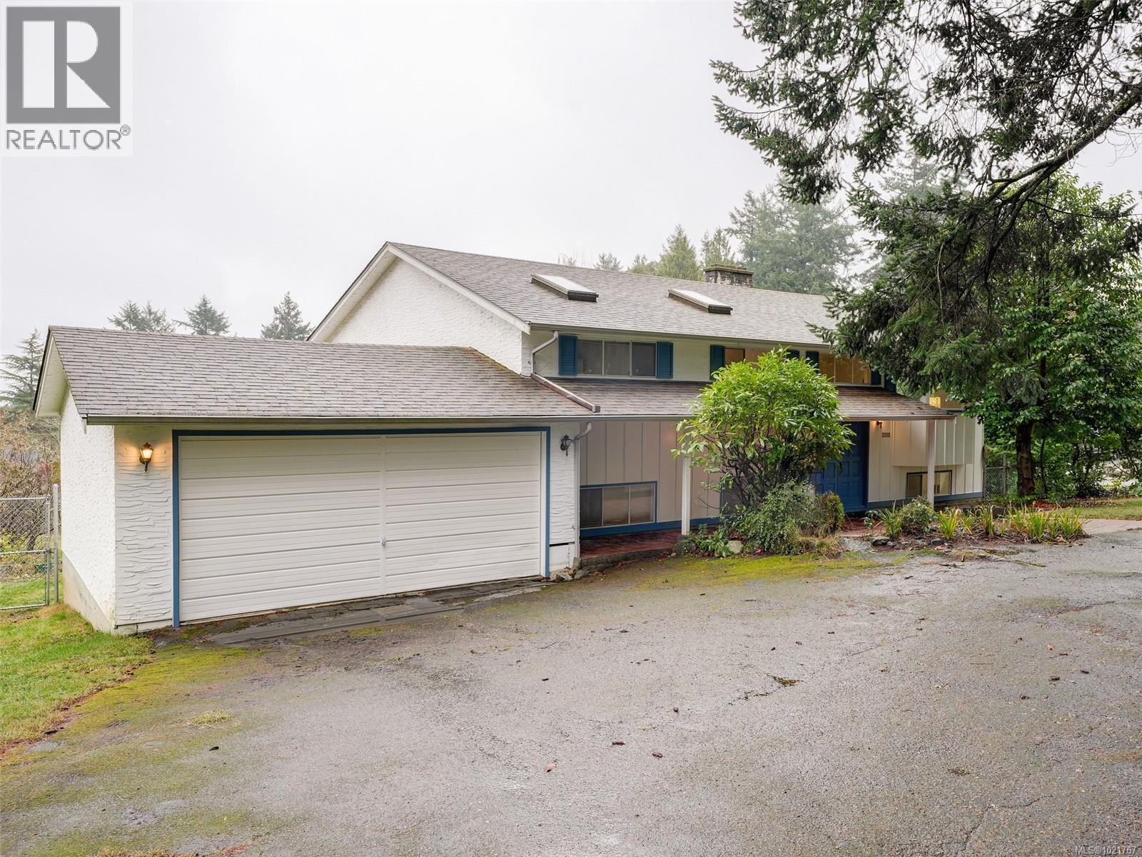 2202 Arbutus Rd, Saanich, BC - Outdoor