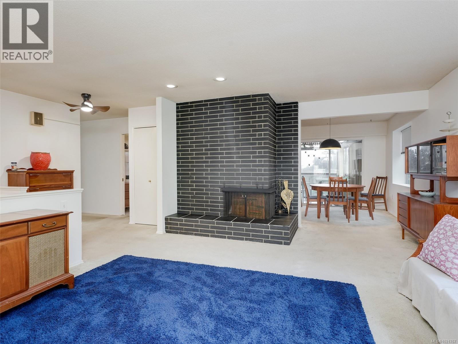 2202 Arbutus Rd, Saanich, BC - Indoor Photo Showing Living Room With Fireplace