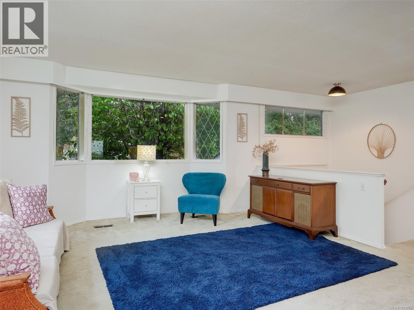 2202 Arbutus Rd, Saanich, BC - Indoor