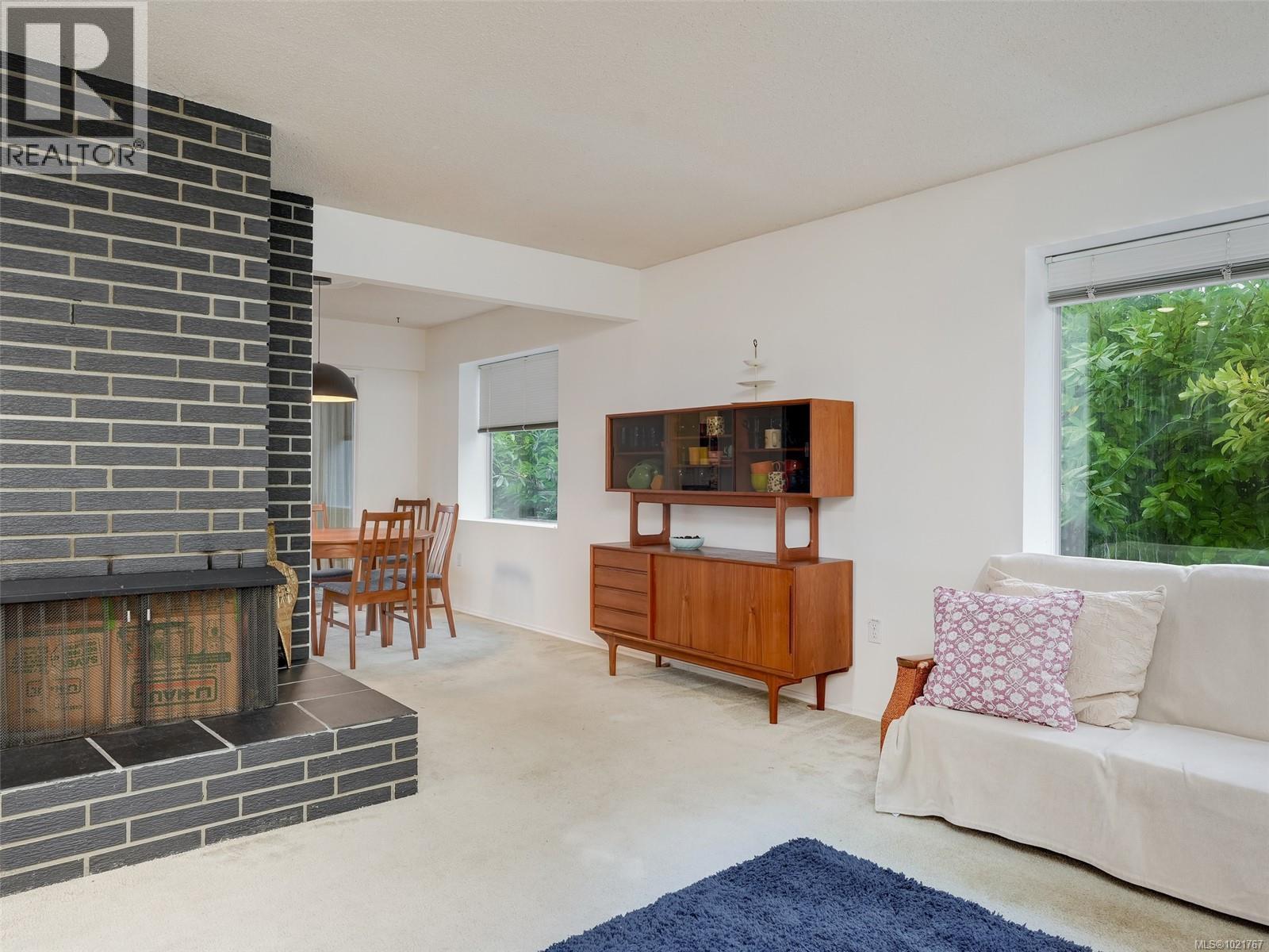 2202 Arbutus Rd, Saanich, BC - Indoor Photo Showing Living Room
