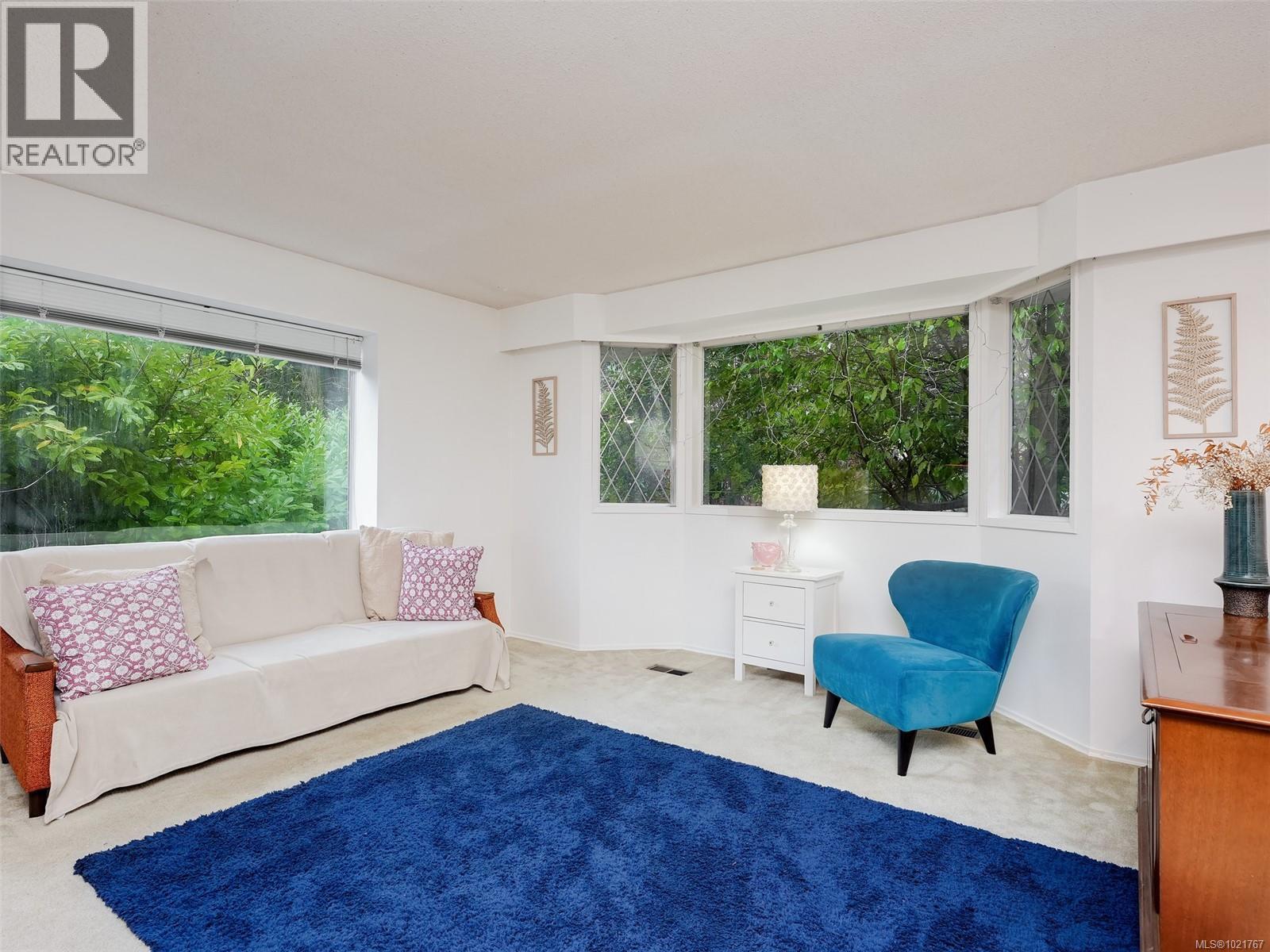 2202 Arbutus Rd, Saanich, BC - Indoor Photo Showing Living Room
