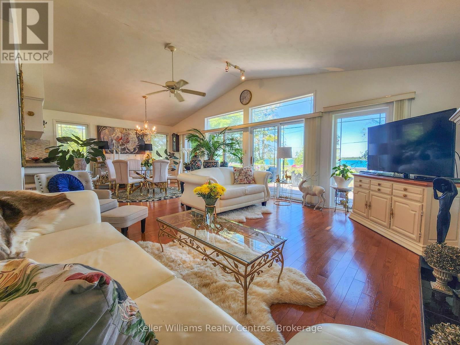 37 Reid'S Pt Rd, South Bruce Peninsula, ON - Indoor Photo Showing Living Room