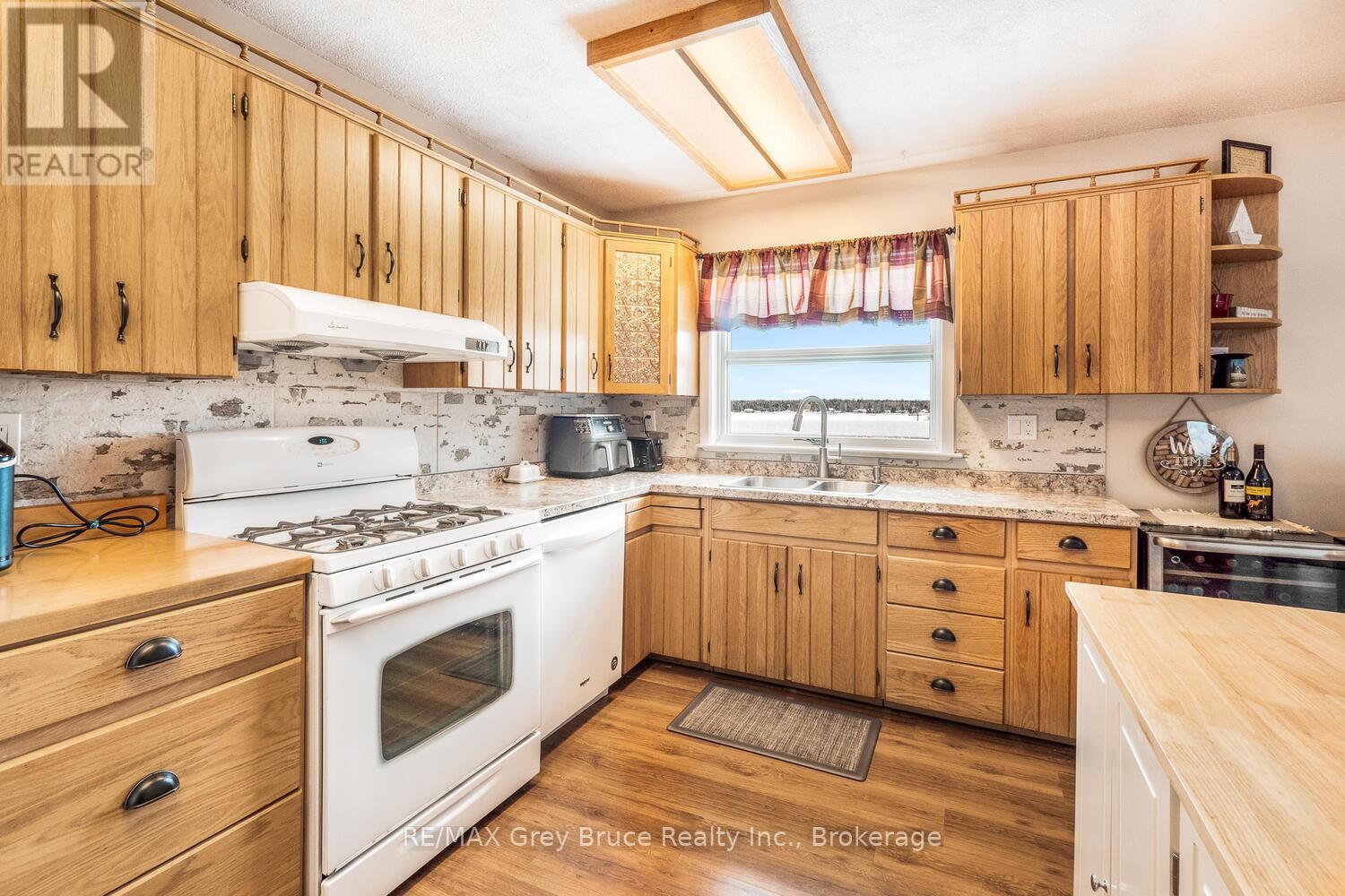 109 Widgeon Cove Road, Northern Bruce Peninsula, ON - Indoor Photo Showing Kitchen With Double Sink