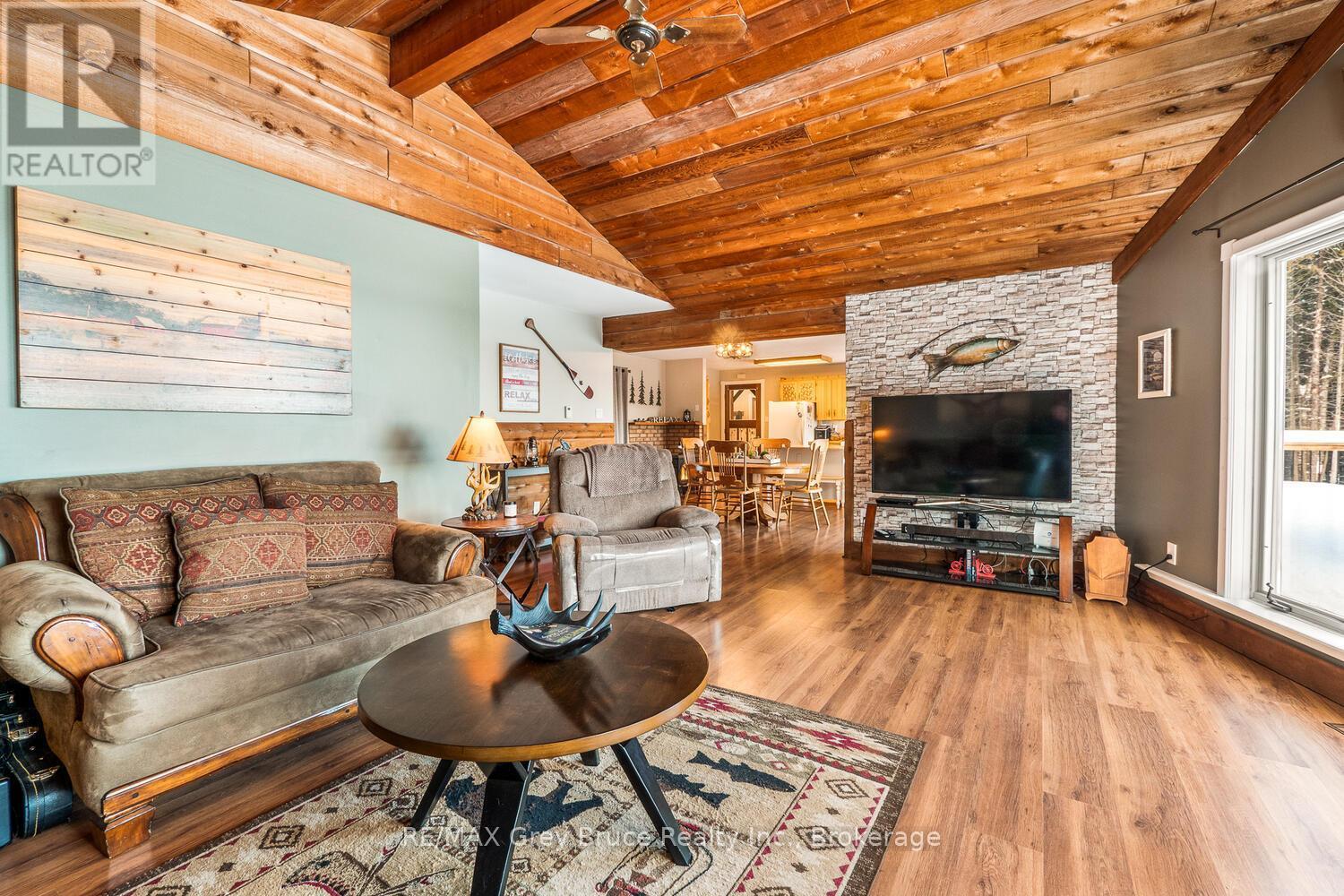 109 Widgeon Cove Road, Northern Bruce Peninsula, ON - Indoor Photo Showing Living Room