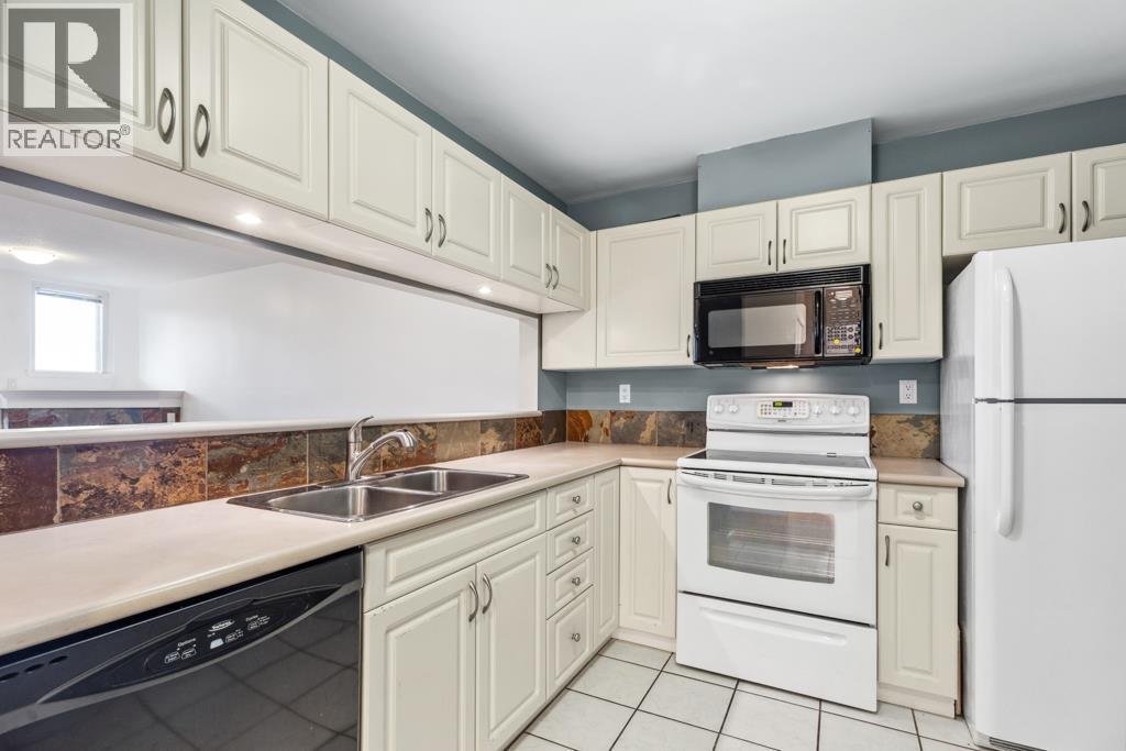 605 7108 Edmonds Street, Burnaby, BC - Indoor Photo Showing Kitchen With Double Sink