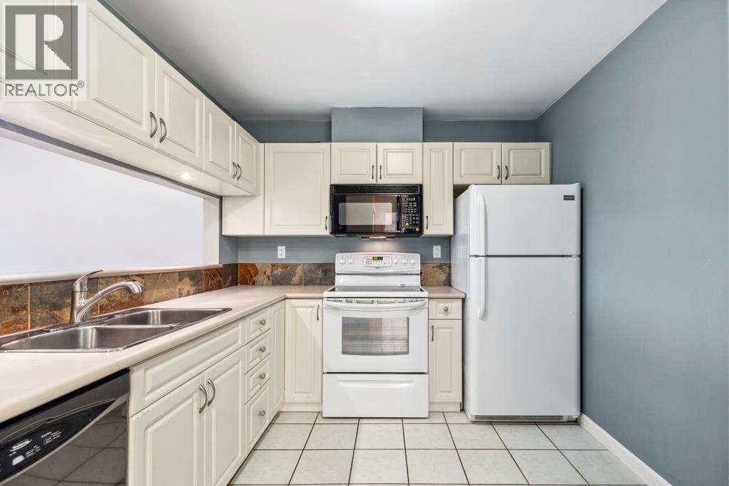 605 7108 Edmonds Street, Burnaby, BC - Indoor Photo Showing Kitchen With Double Sink