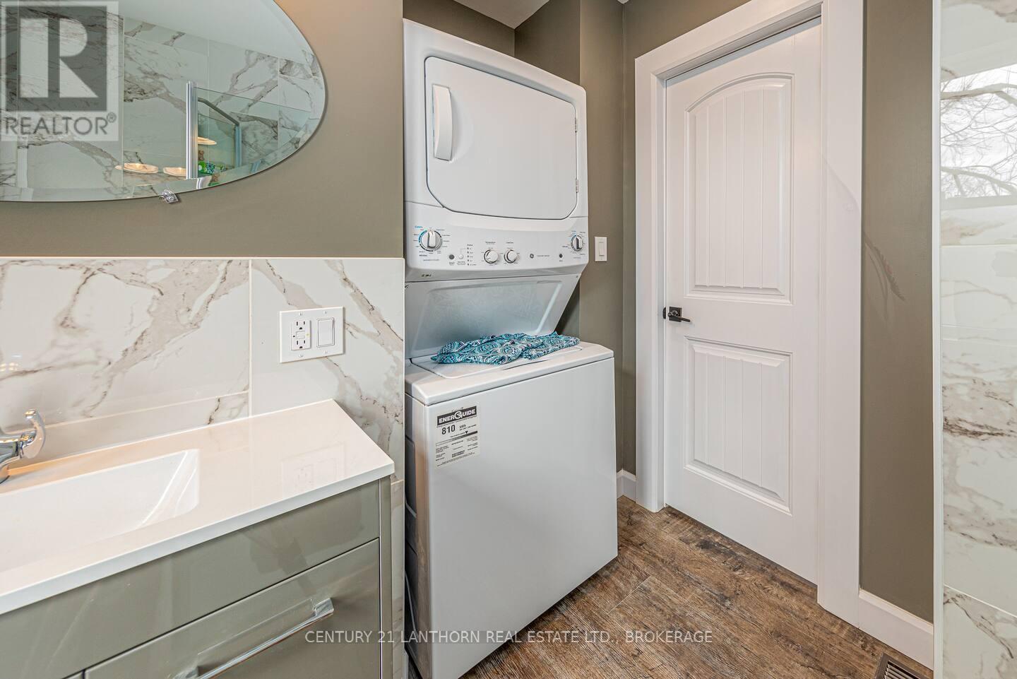 1 - 45 Chestnut Street, Kingston (East Of Sir John A. Blvd), ON - Indoor Photo Showing Laundry Room