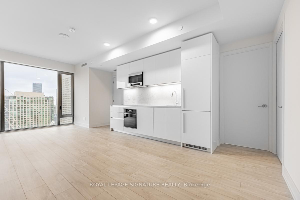 2806-8 Cumberland Street, Toronto, ON - Indoor Photo Showing Kitchen
