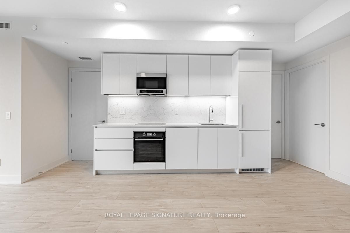 2806-8 Cumberland Street, Toronto, ON - Indoor Photo Showing Kitchen