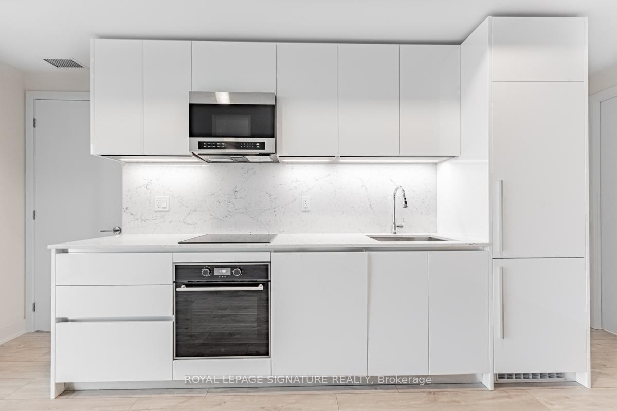 2806-8 Cumberland Street, Toronto, ON - Indoor Photo Showing Kitchen