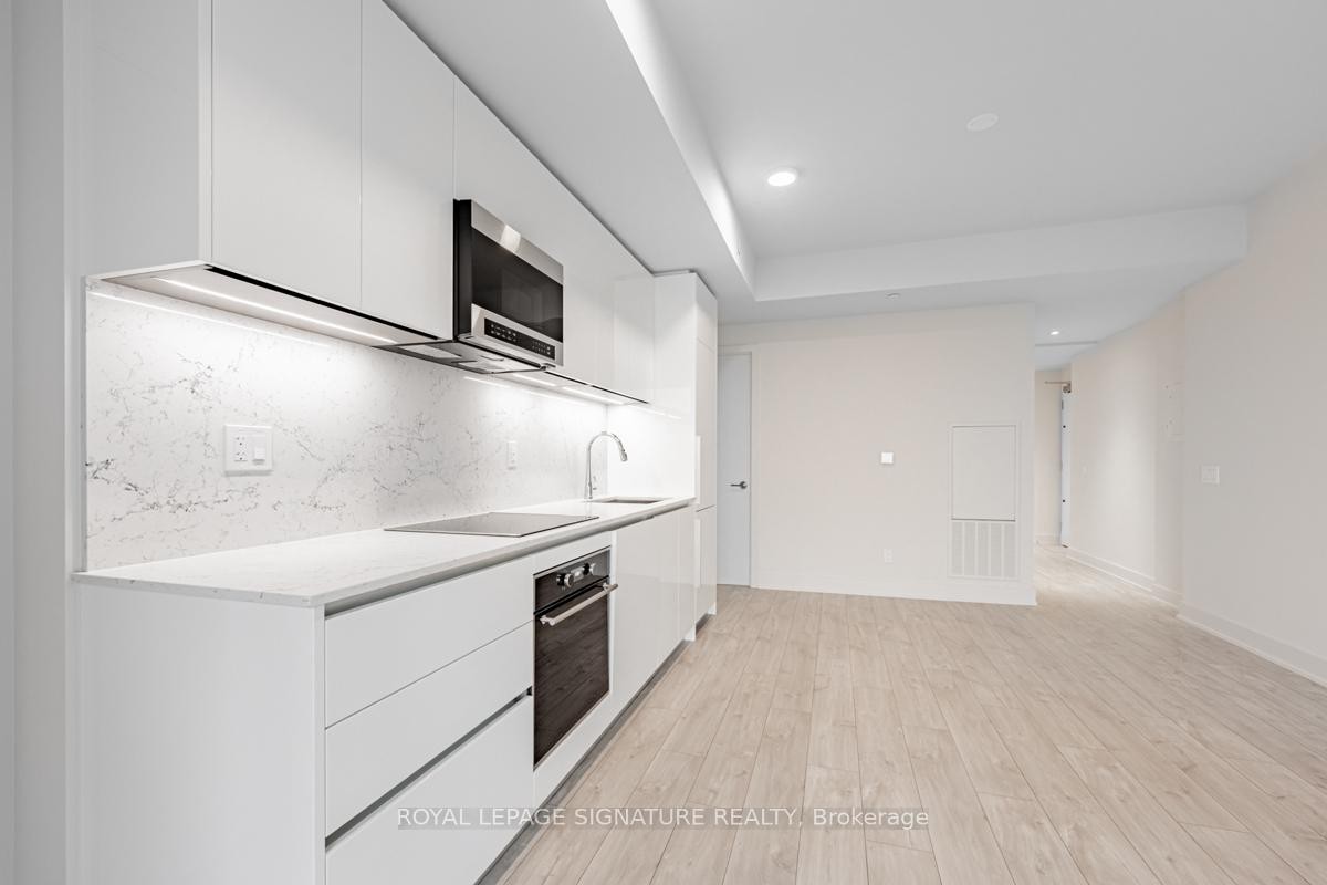 2806-8 Cumberland Street, Toronto, ON - Indoor Photo Showing Kitchen