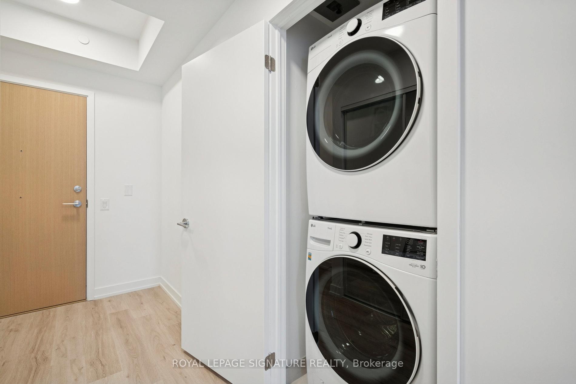 3012-395 Square One Drive, Mississauga, ON - Indoor Photo Showing Laundry Room