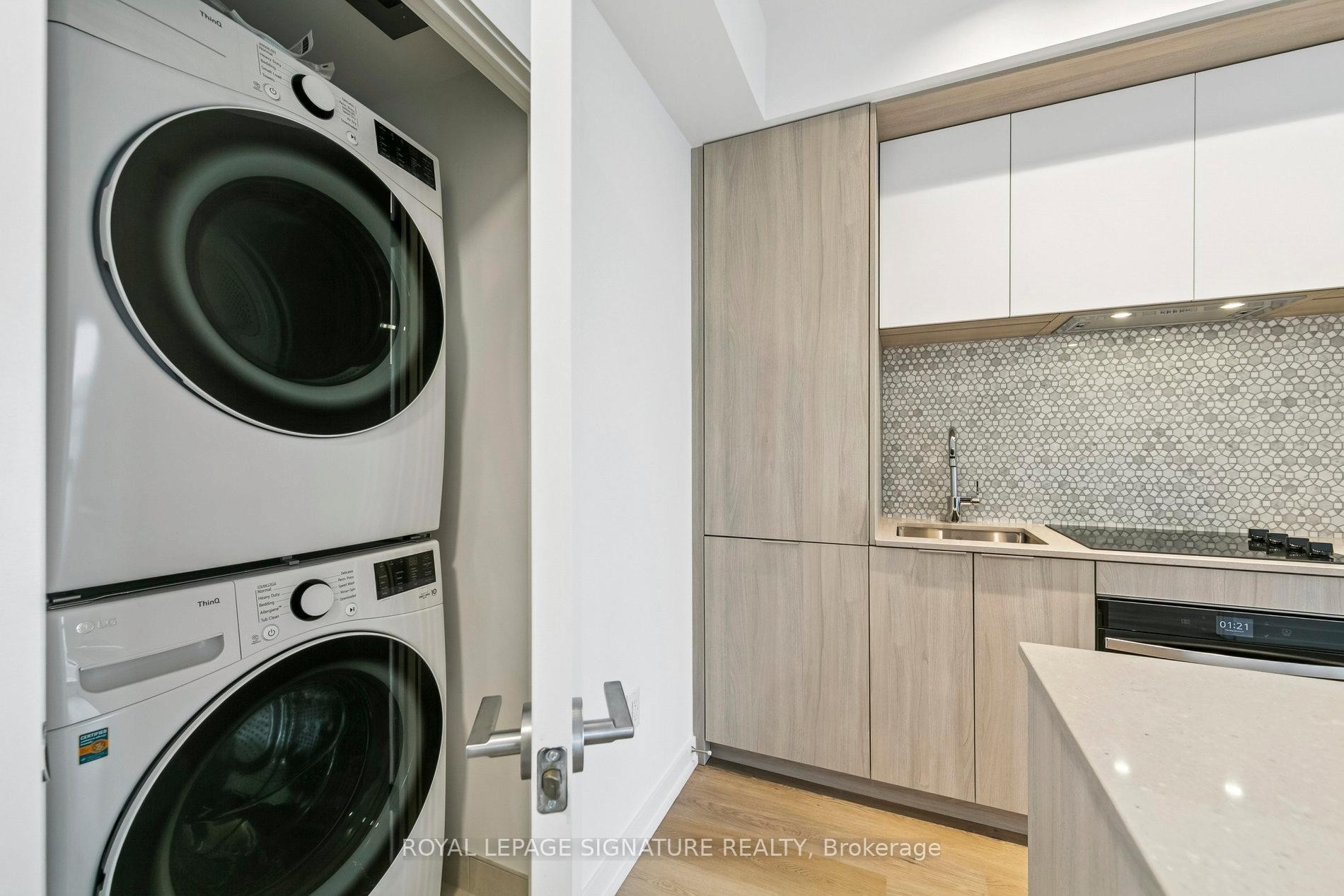 1909-395 Square One Drive, Mississauga, ON - Indoor Photo Showing Laundry Room
