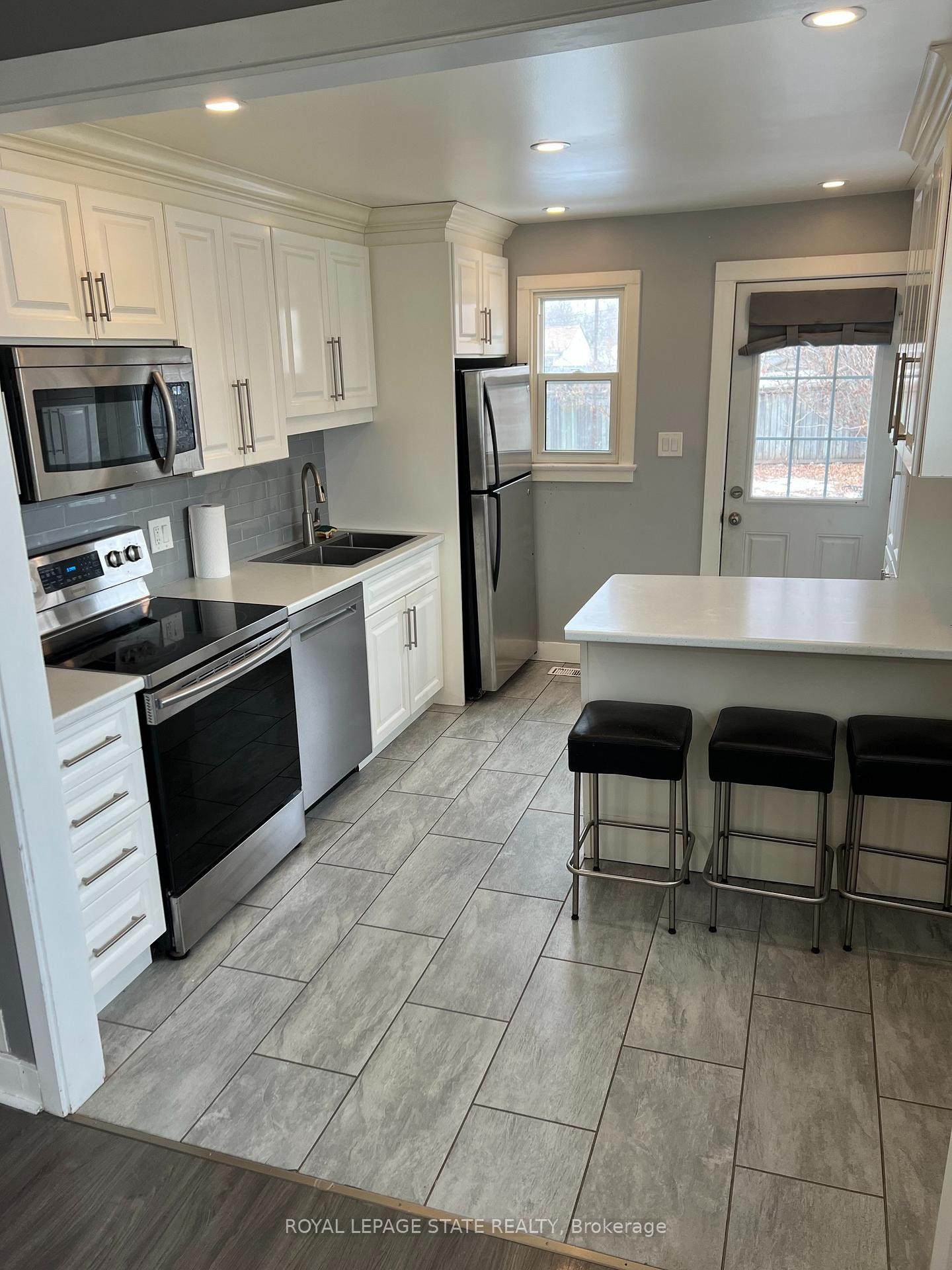 415 Welland Avenue, St. Catharines, ON - Indoor Photo Showing Kitchen With Double Sink