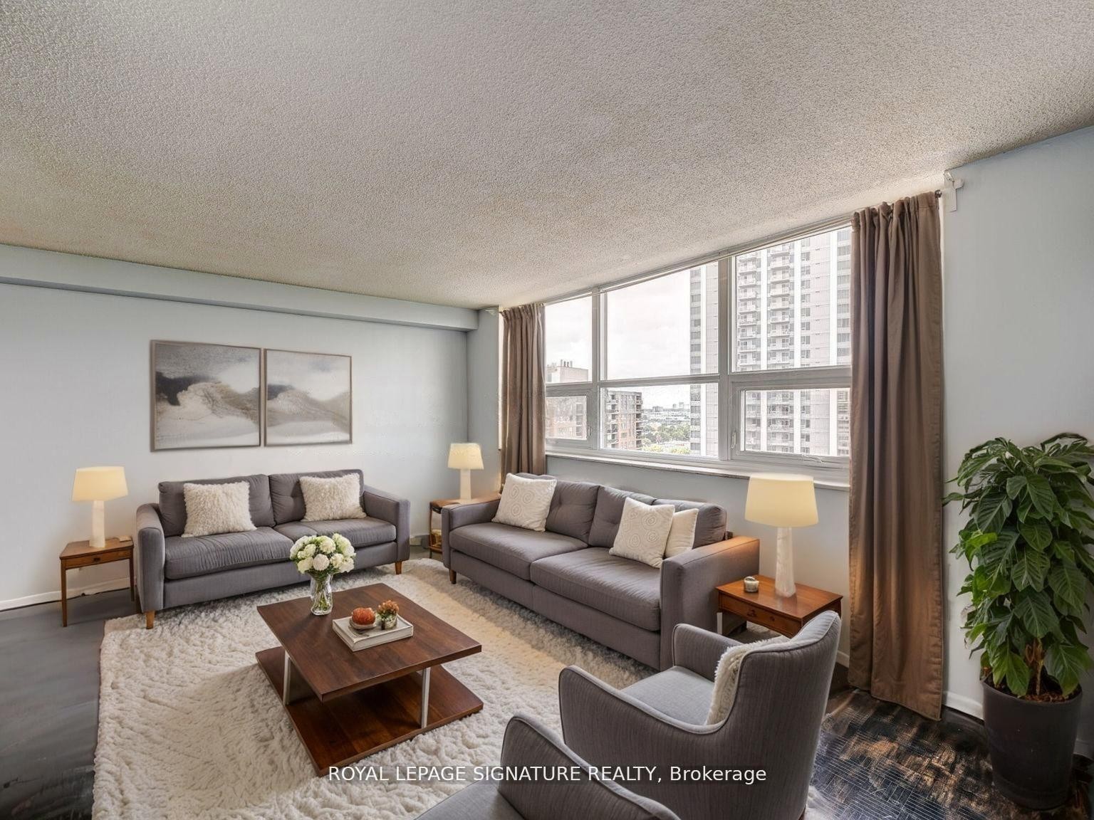 1411-4 Lisa Street, Brampton, ON - Indoor Photo Showing Living Room