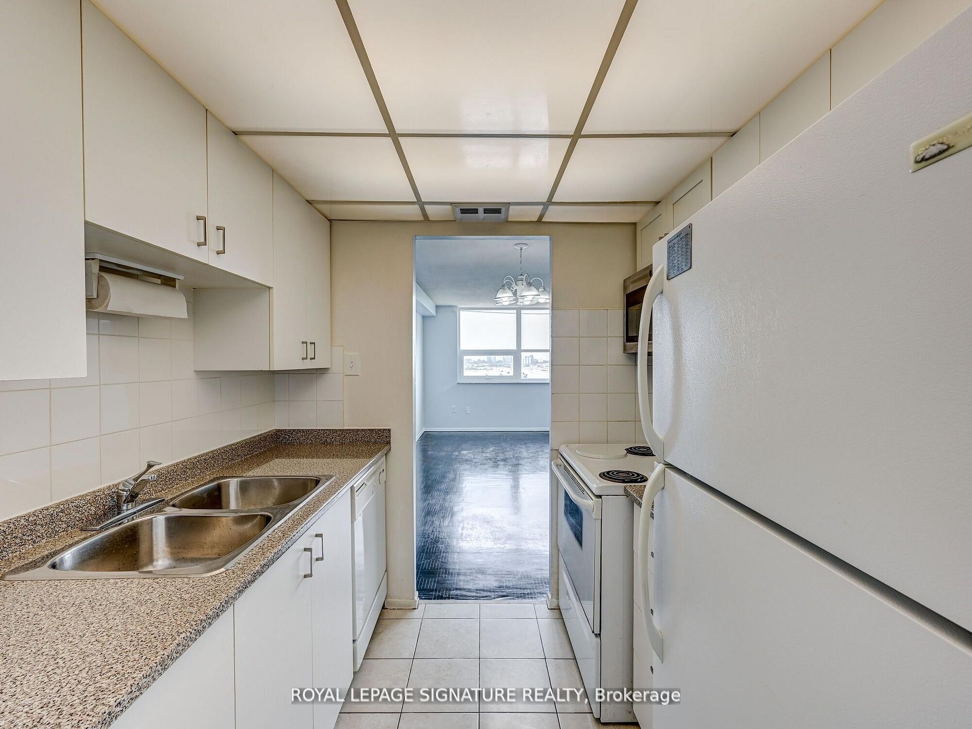 1411-4 Lisa Street, Brampton, ON - Indoor Photo Showing Kitchen With Double Sink