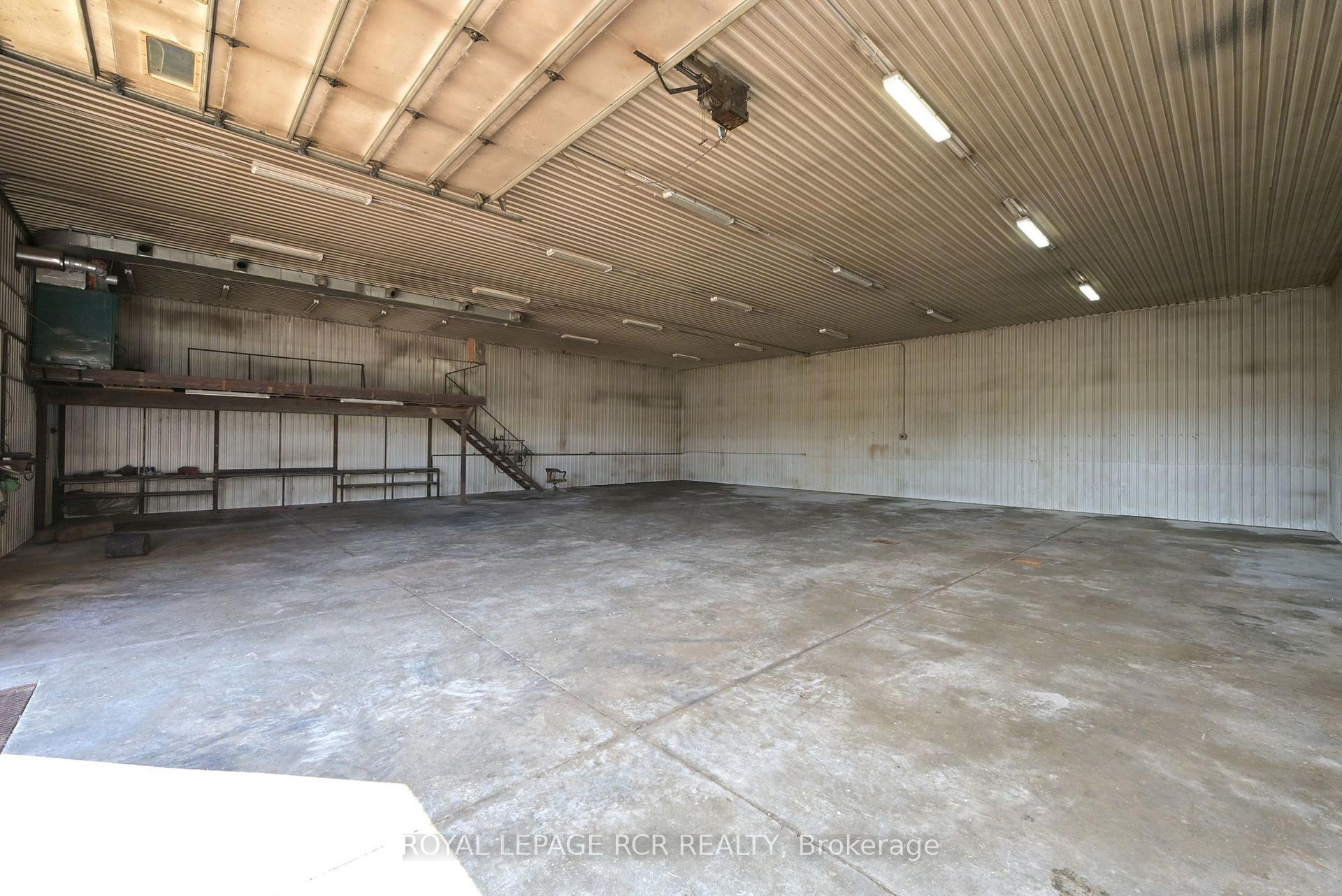518156 124 Highway N, Melancthon, ON - Indoor Photo Showing Garage