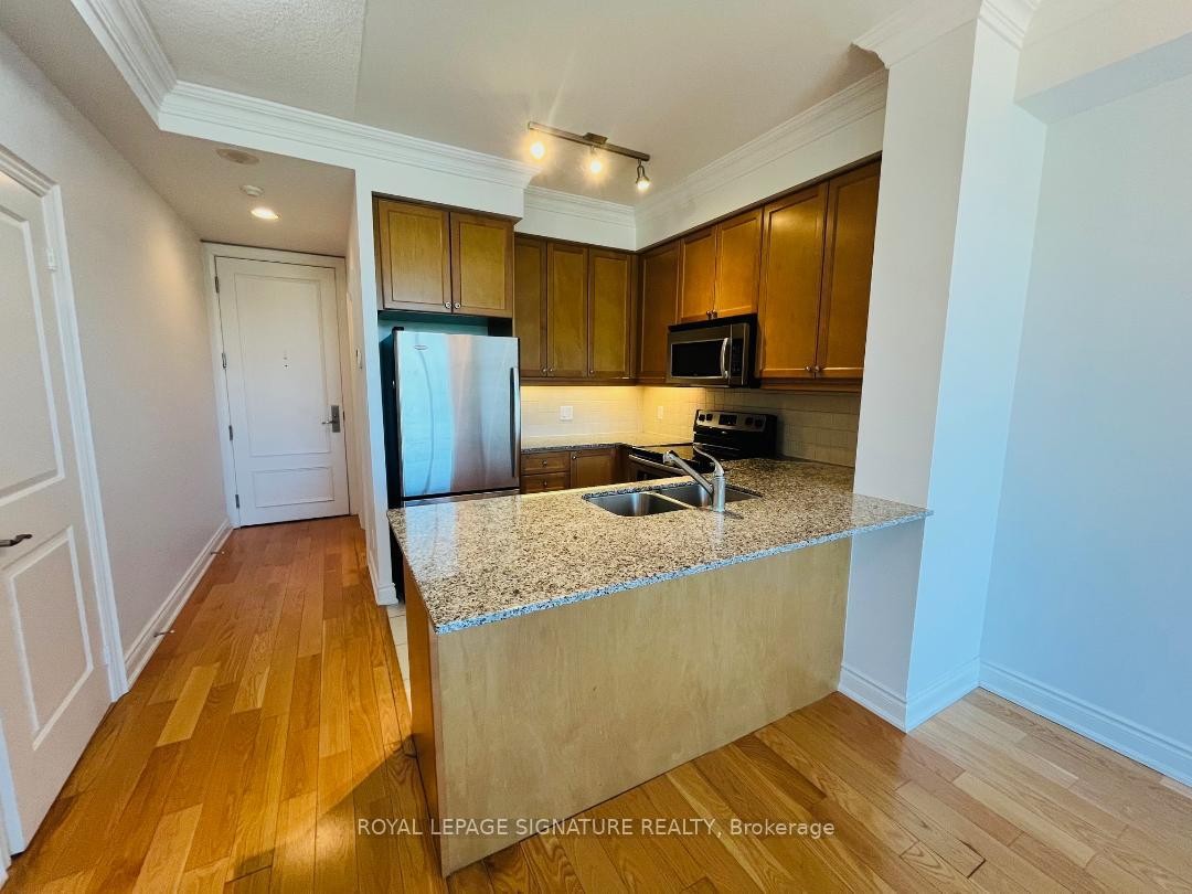 509-10 Bloorview Place, Toronto, ON - Indoor Photo Showing Kitchen With Double Sink