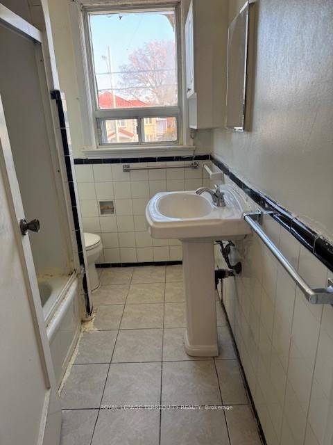 304 Donlands Avenue, Toronto, ON - Indoor Photo Showing Bathroom